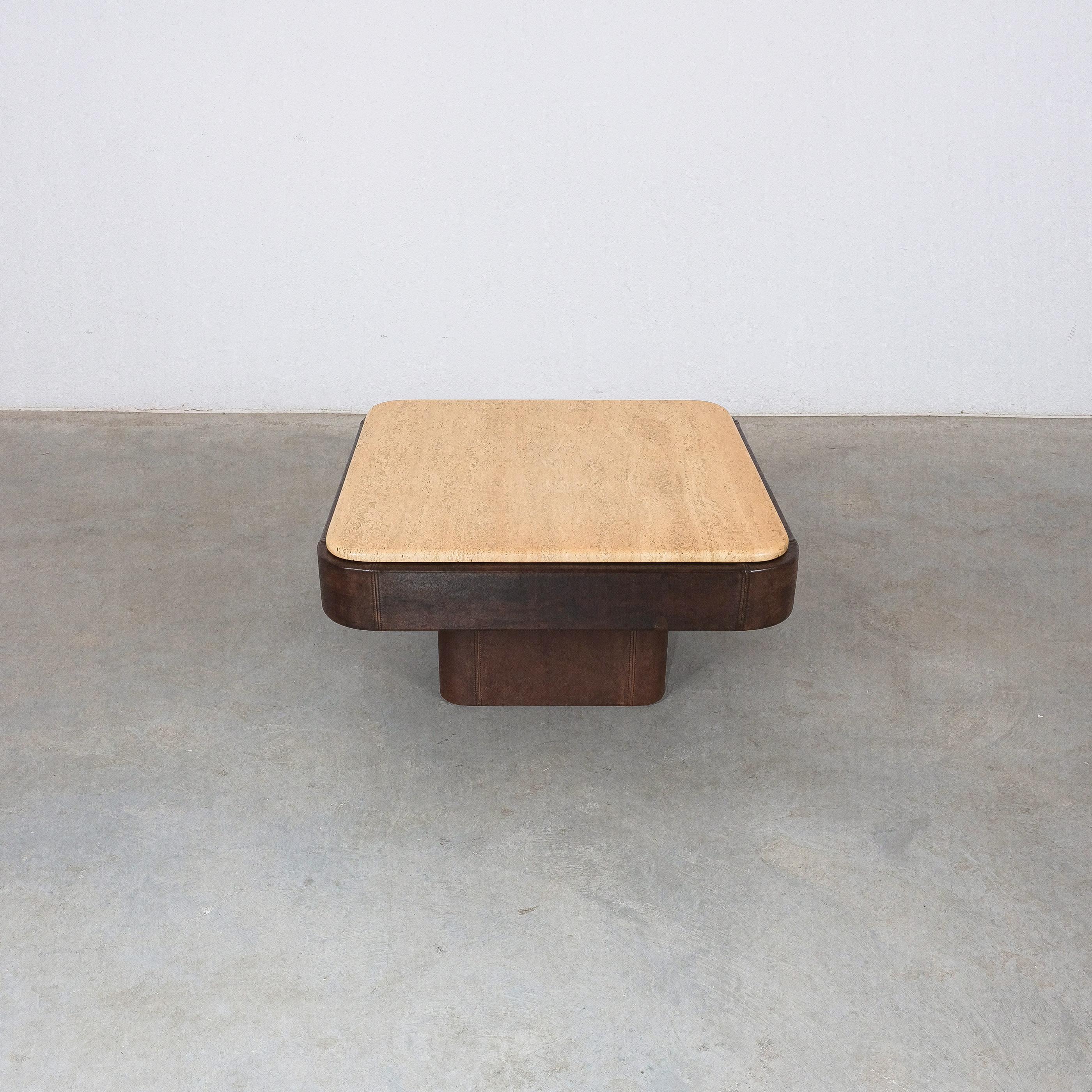 Cuir De Sede Table DS 47 Table carrée cuir pierre travertin, Circa 1970 en vente