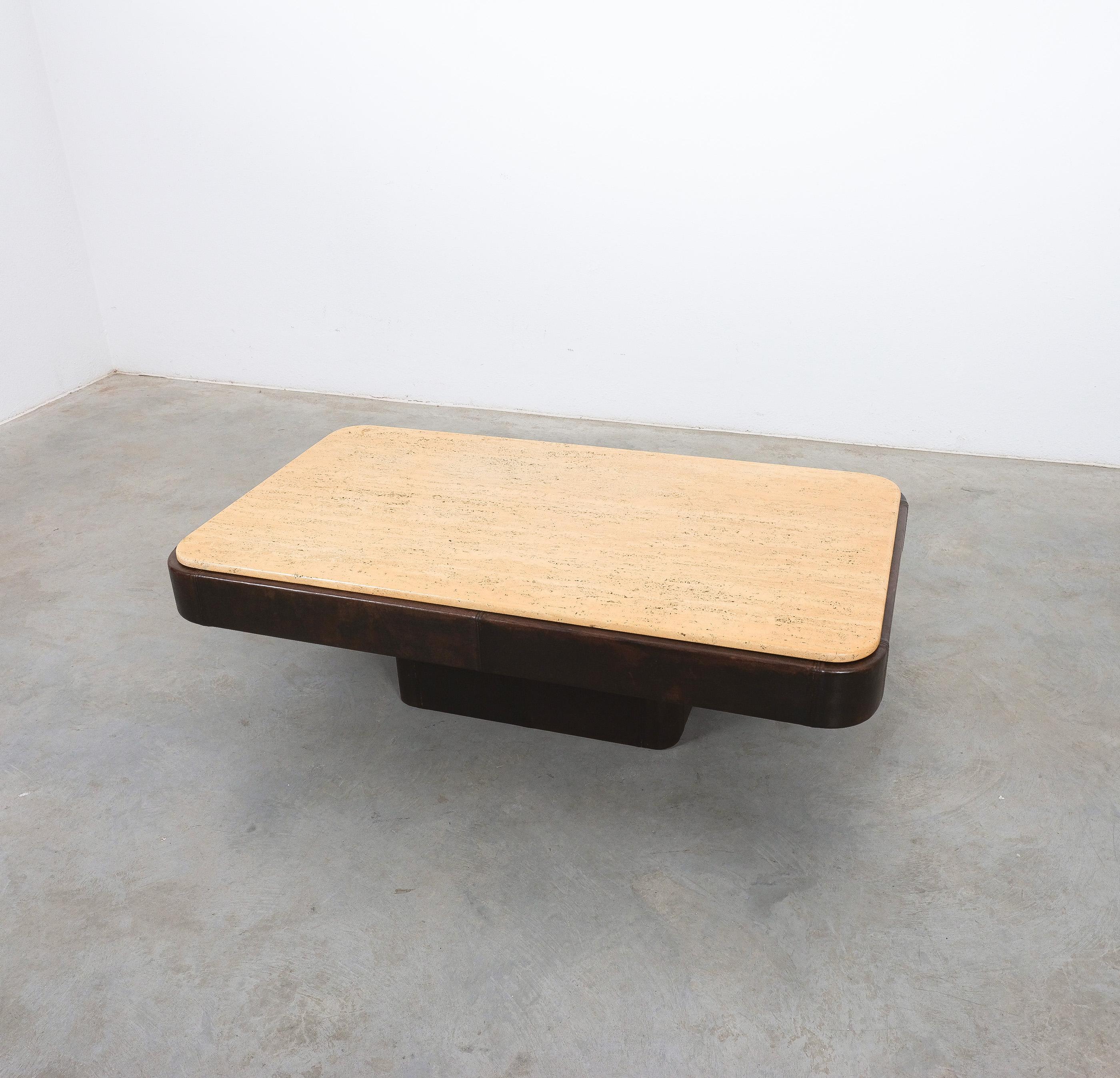 De Sede leather table with travertine stone top in very good condition, Switzerland 1970
Dimensions are: 53