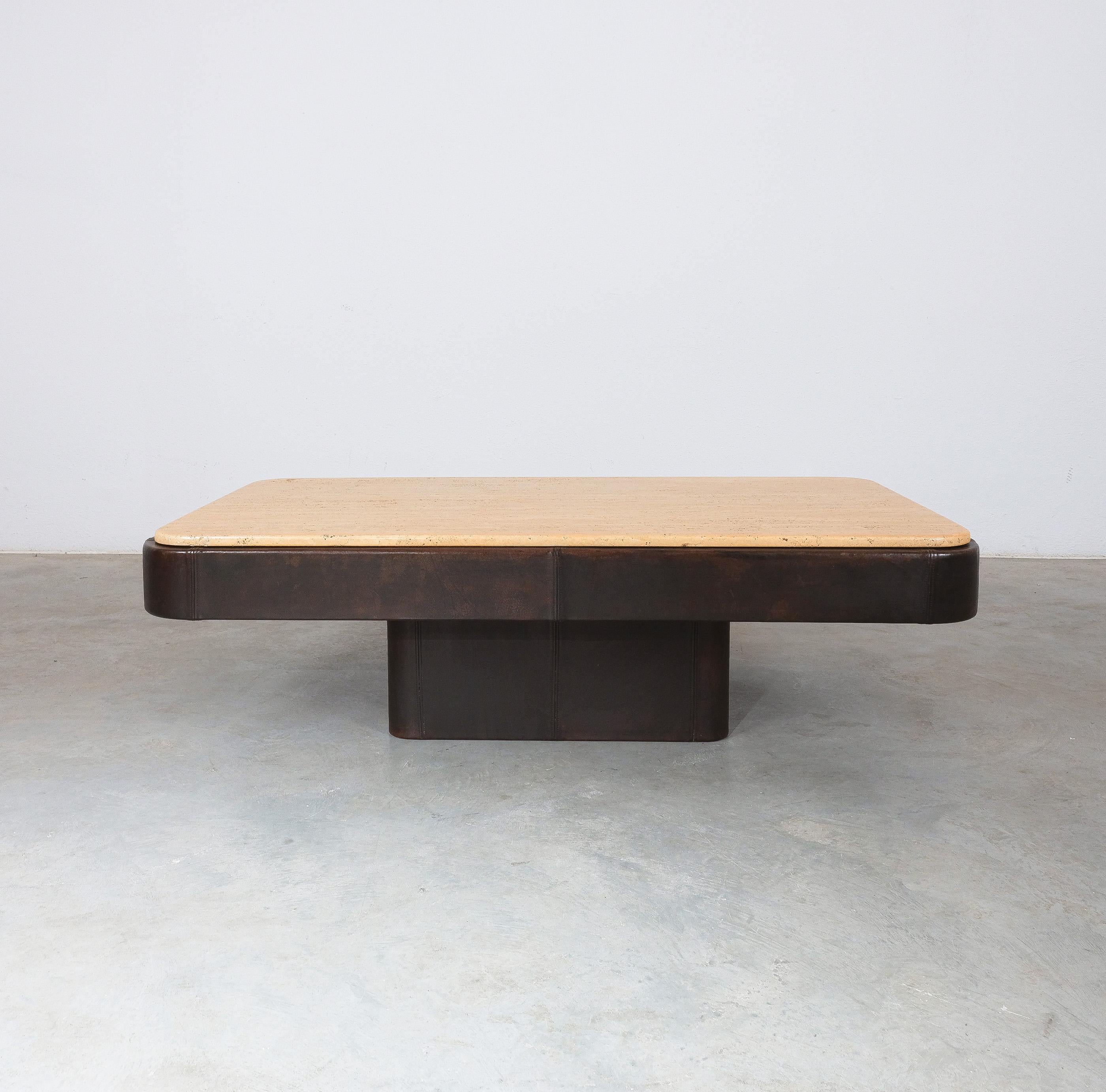De Sede Tisch DS 47 Tisch aus Leder mit Travertinstein aus Travertin, um 1970 (Moderne der Mitte des Jahrhunderts) im Angebot