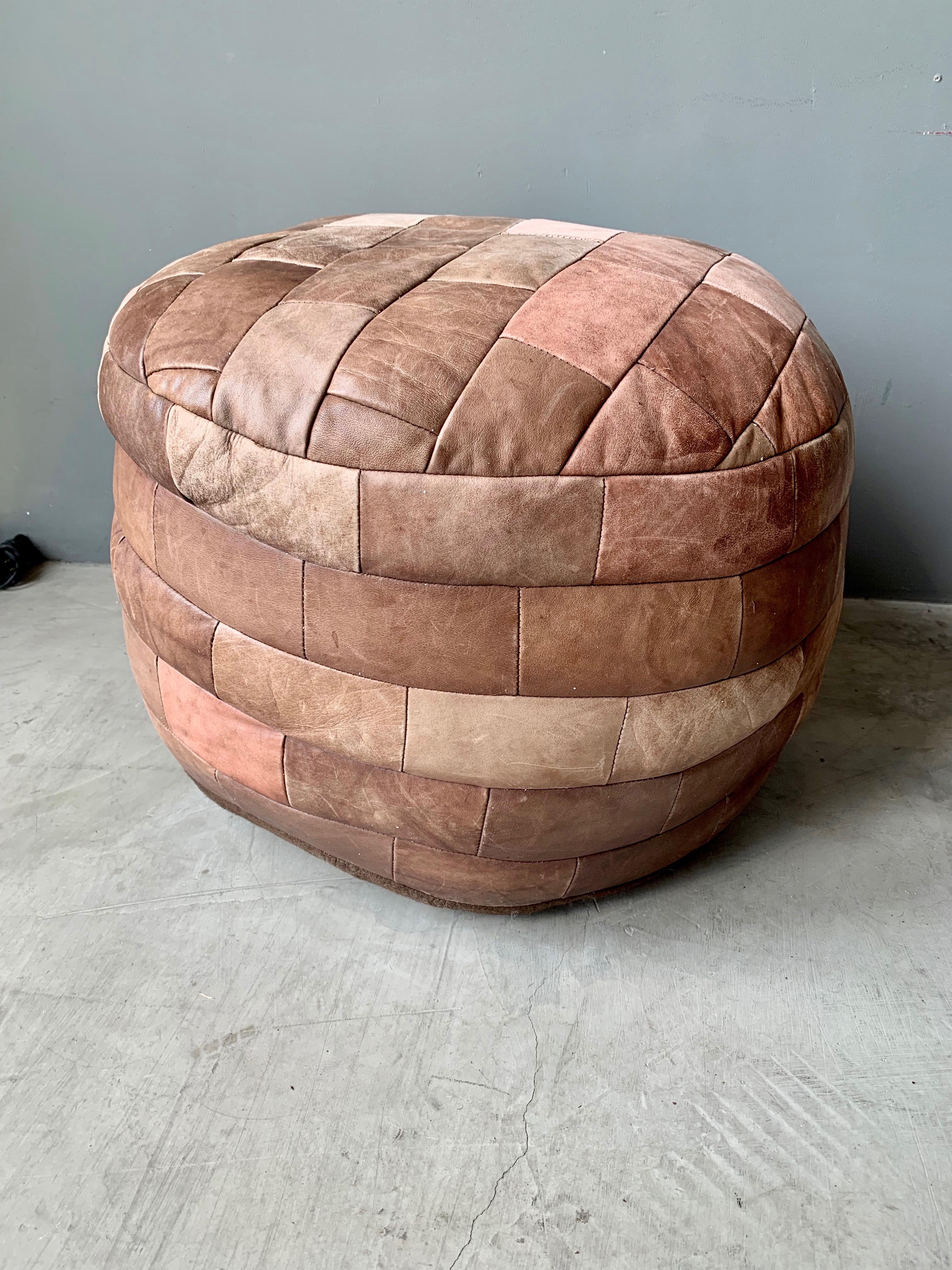 Unique patchwork leather ottoman by De Sede with multicolored tan/brown leather strips. Great coloring and patina to leather. Very good condition. Great accent piece.

10 plus ottomans and beanbags by De Sede in our other listings.

  