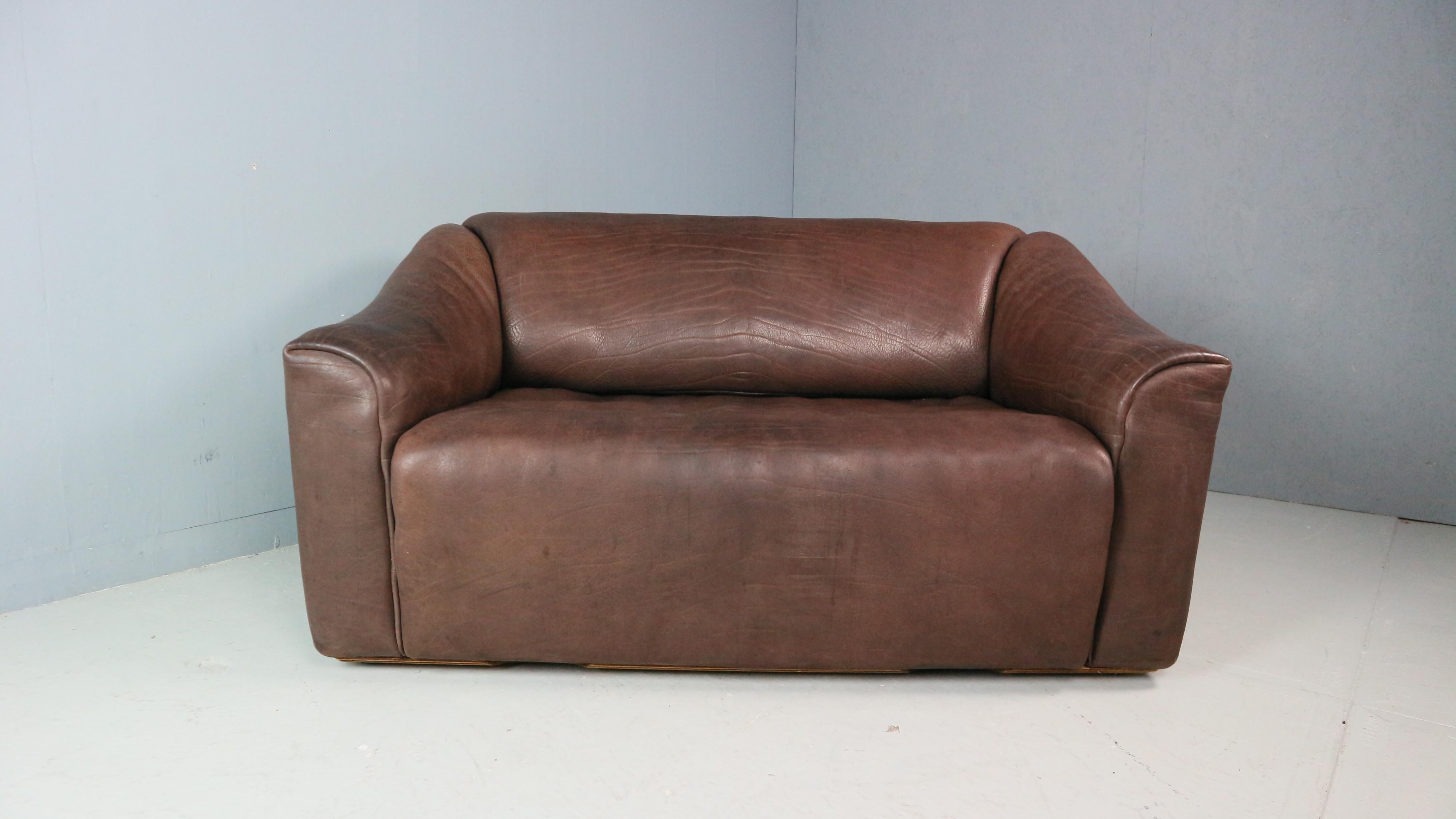 De Sede, 'DS-47' sofa, leather, Switzerland, 1970s.

Highly comfortable DS47 sofa in a patinated brown leather by De Sede. The design is simplistic, yet very modern. This design is slightly curved in its form, which emphasizes the comfortable