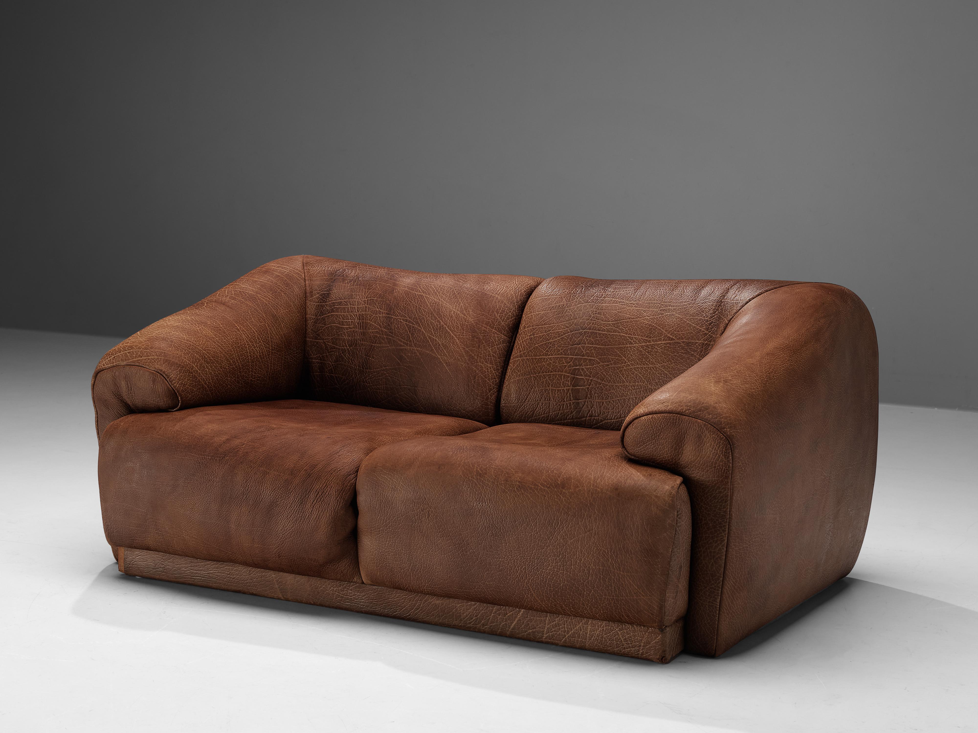 De Sede, sofa, leather, Switzerland, circa 1970.

Comfortable sofa designed and made by De Sede, Switzerland, 1970. This model features a solid base with a rounded, bulky seat and a high back. Very comfortable set upholstered in high quality brown