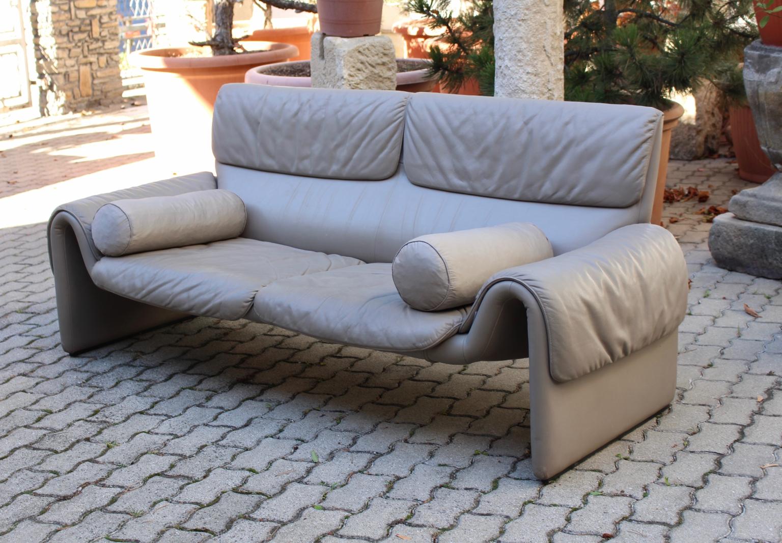 Modernistisches Vintage-Sofa oder Loveseat Modell DS-2011 aus Leder in grauer Farbe von De Sede. 
Ein authentisches, wunderschönes Sofa oder Loveseat mit einer Stahlkonstruktion und hellgrauer Lederpolsterung. Durch die Stahlkonstruktion ist das