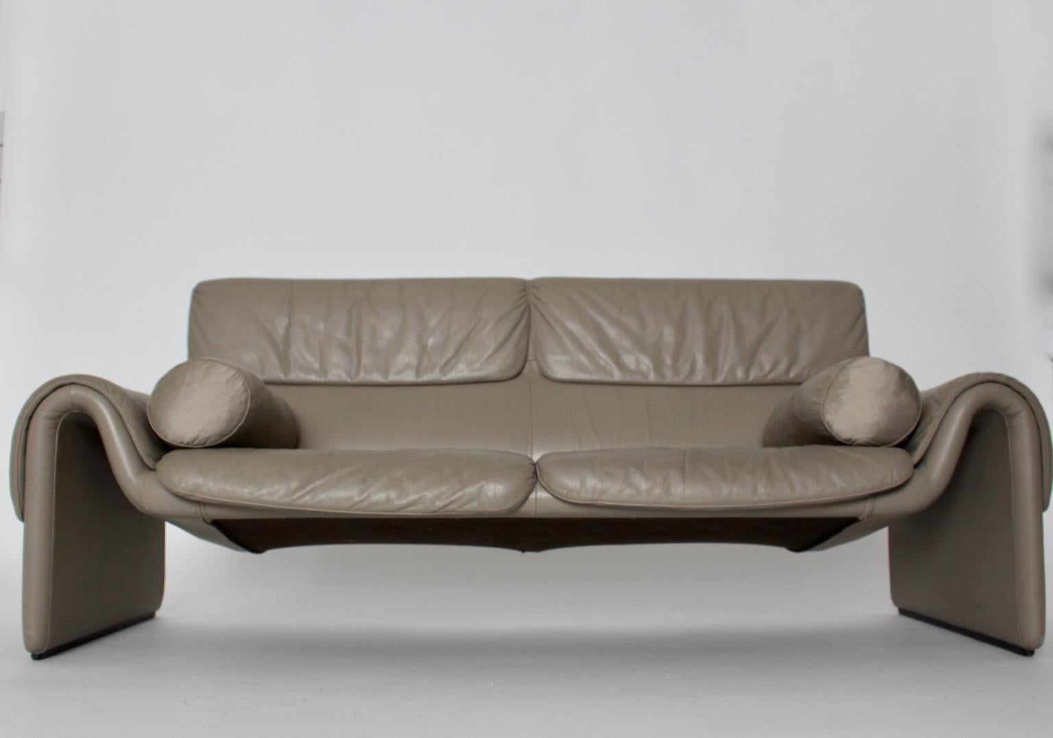 Modernistische graue Vintage-Lederbank Loveseat De Sede 1980er Jahre Schweiz im Zustand „Gut“ im Angebot in Vienna, AT