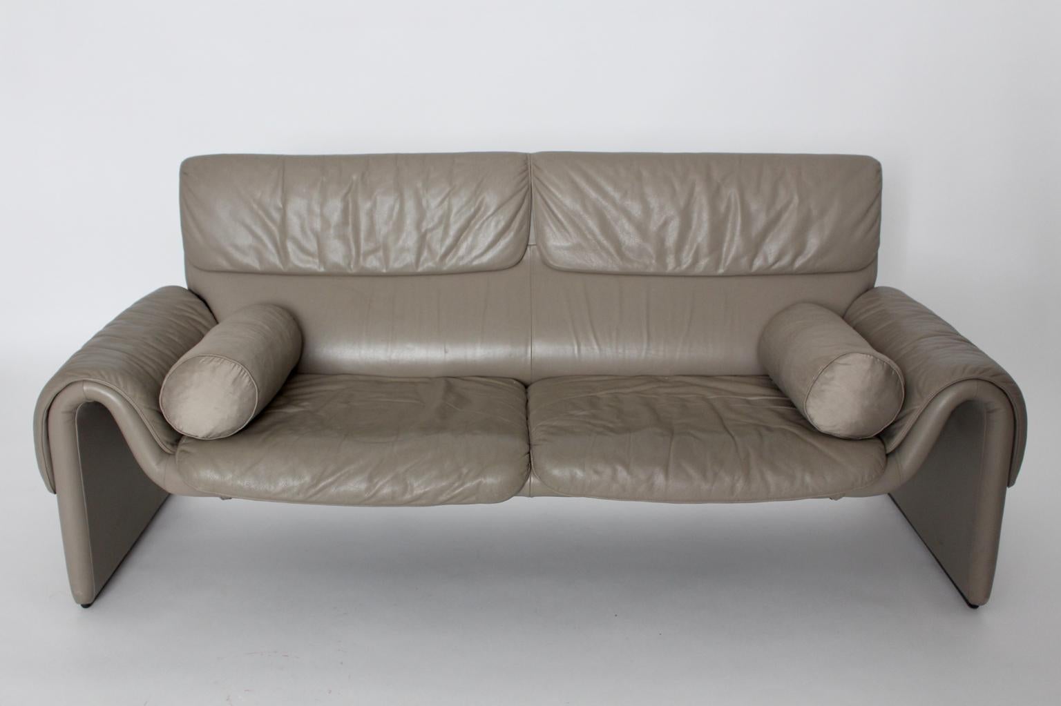 Modernistische graue Vintage-Lederbank Loveseat De Sede 1980er Jahre Schweiz (Stahl) im Angebot