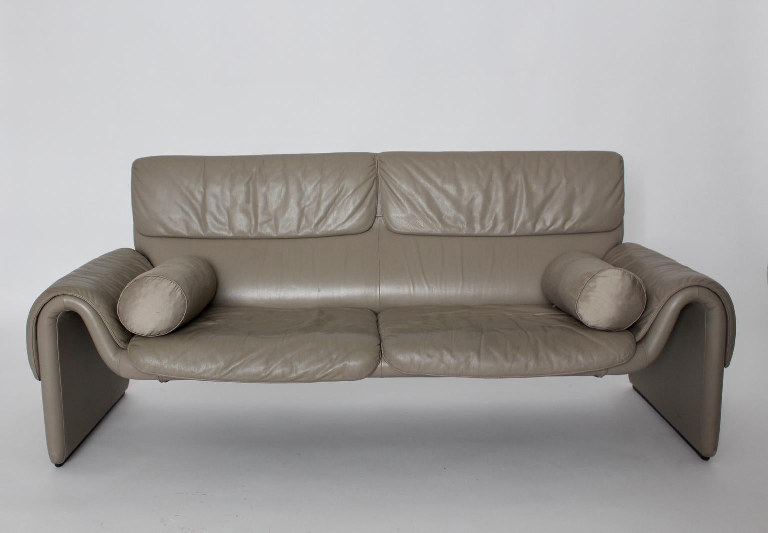 Late 20th Century Modernist Vintage Grey Leather Bench Loveseat De Sede 1980s Switzerland For Sale