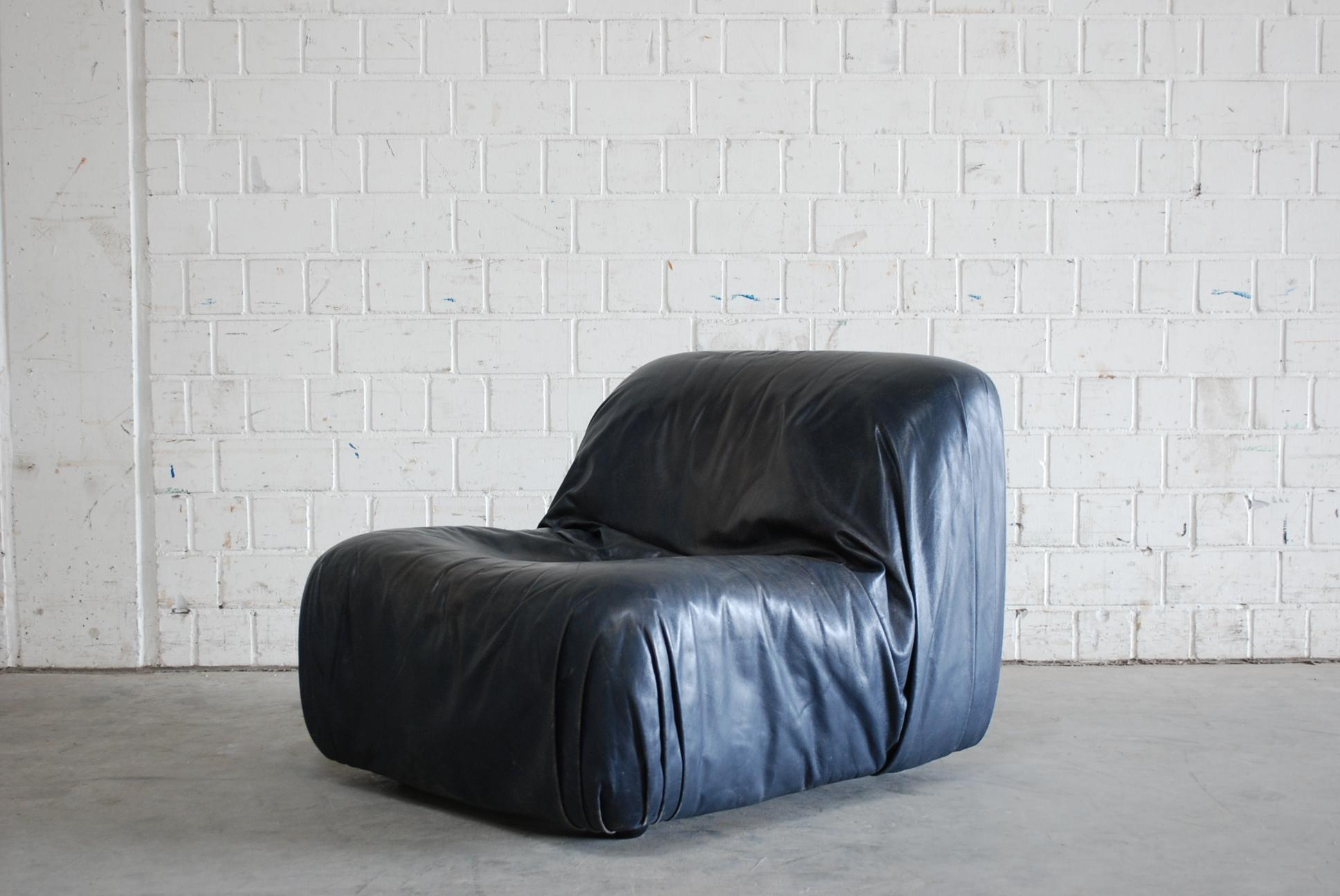 De Sede Model DS 41 leather lounge chair in dark blue leather
Great comfort and a classic timeless design by De Sede.
Made by 1 big leather skin.


 