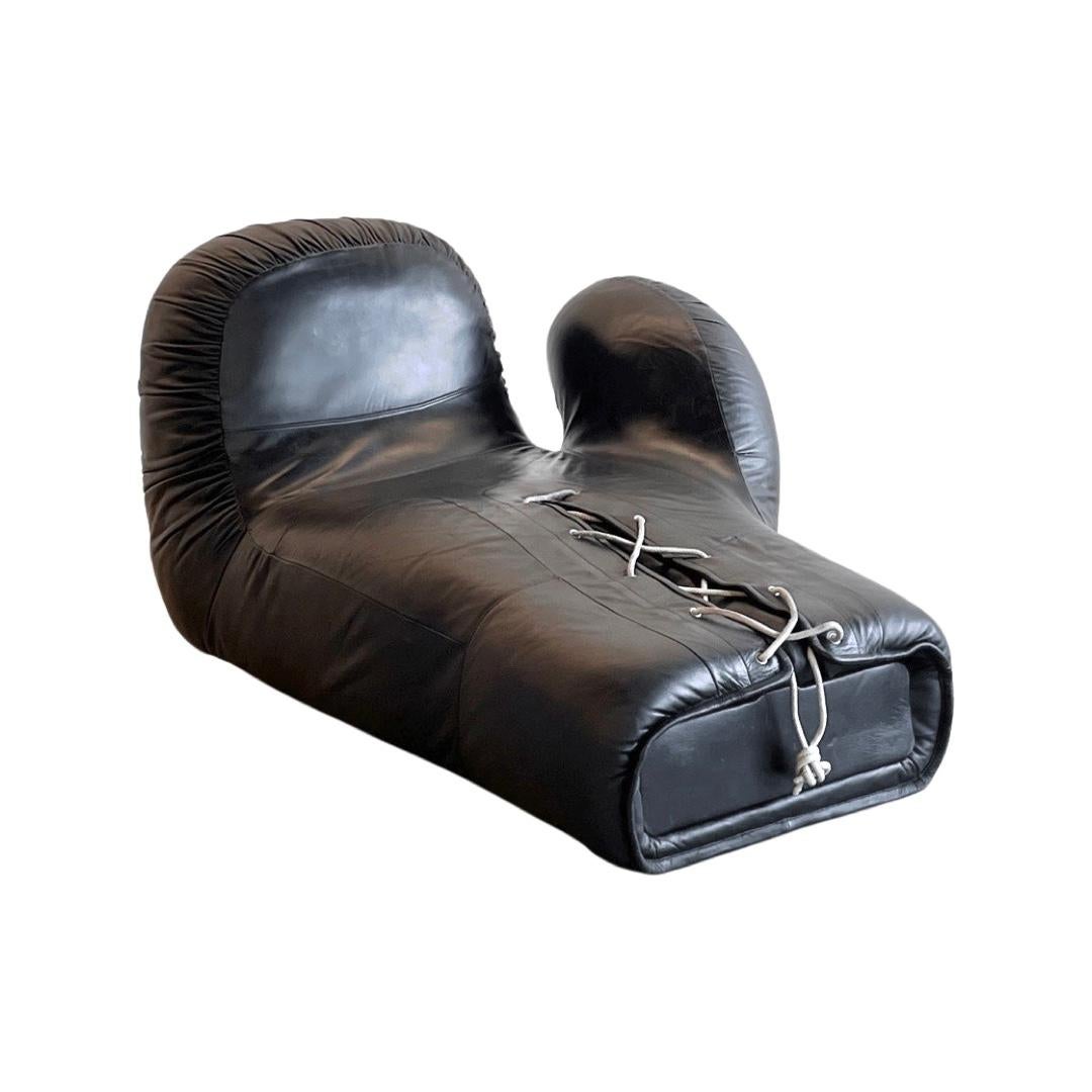 Chaise longue gant de boxe De Sede modèle vintage DS-2878 conçue en 1978. La chaise est recouverte d'un cuir noir souple, avec les plis typiques sur les bords, et un laçage frappant à l'ouverture du gant. Le cuir souple De Sede et le rembourrage