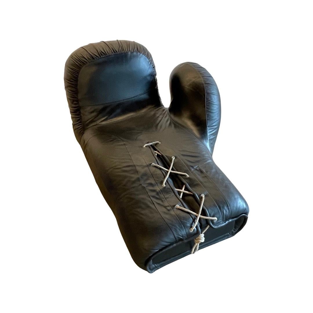 Mid-Century Modern De Sede vintage model DS-2878 boxing glove chaise longue designed in 1978. For Sale