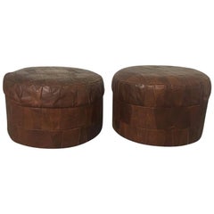 De Sede Paire de poufs ou pouf en cuir brun patchwork:: 1970