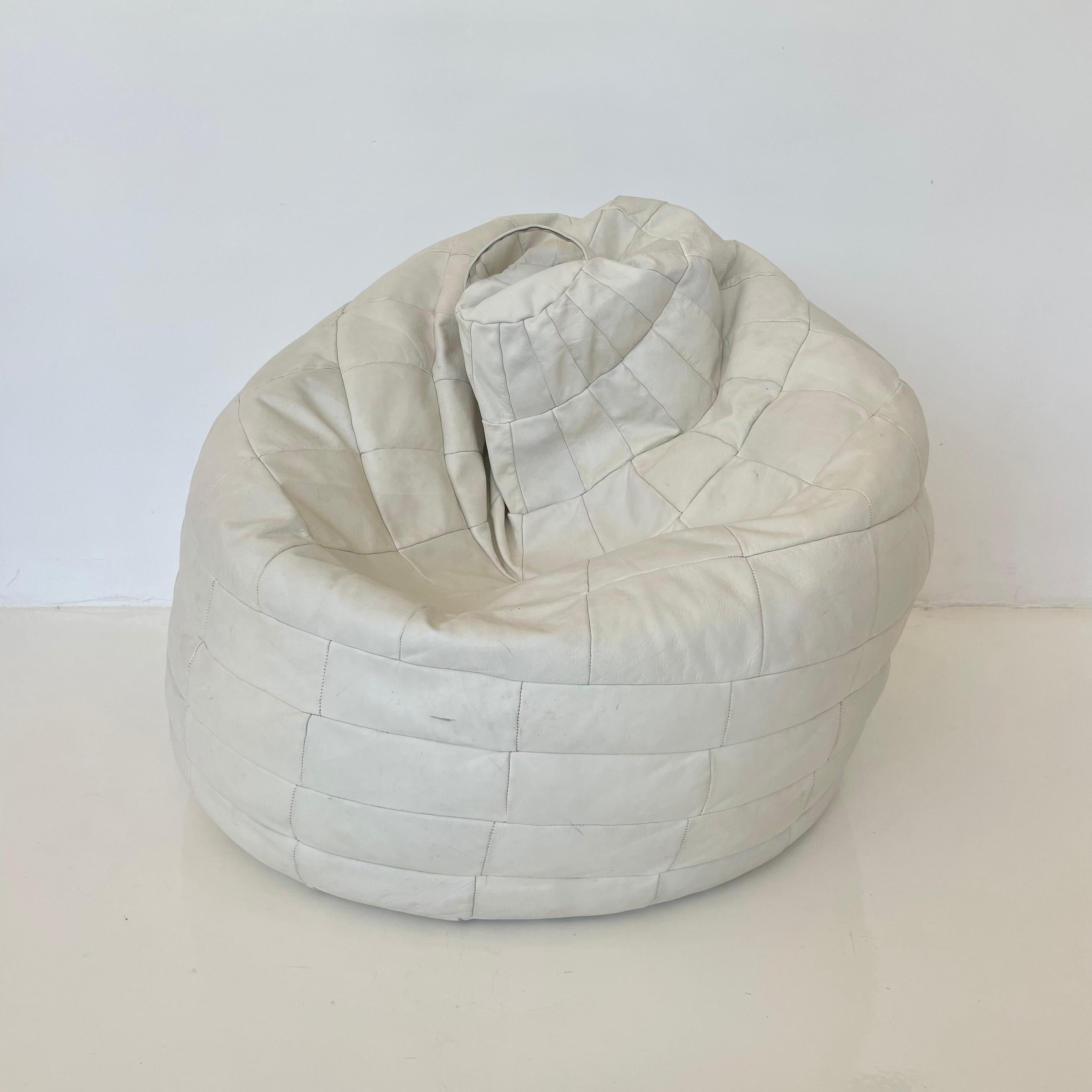 Gorgeous white leather patchwork bean bag by De Sede. Great coloring and patina to leather. Good vintage condition. Wear to leather as shown. Extremely comfortable. Fun accent piece.

Newly stuffed with foam beads and slip case.





 