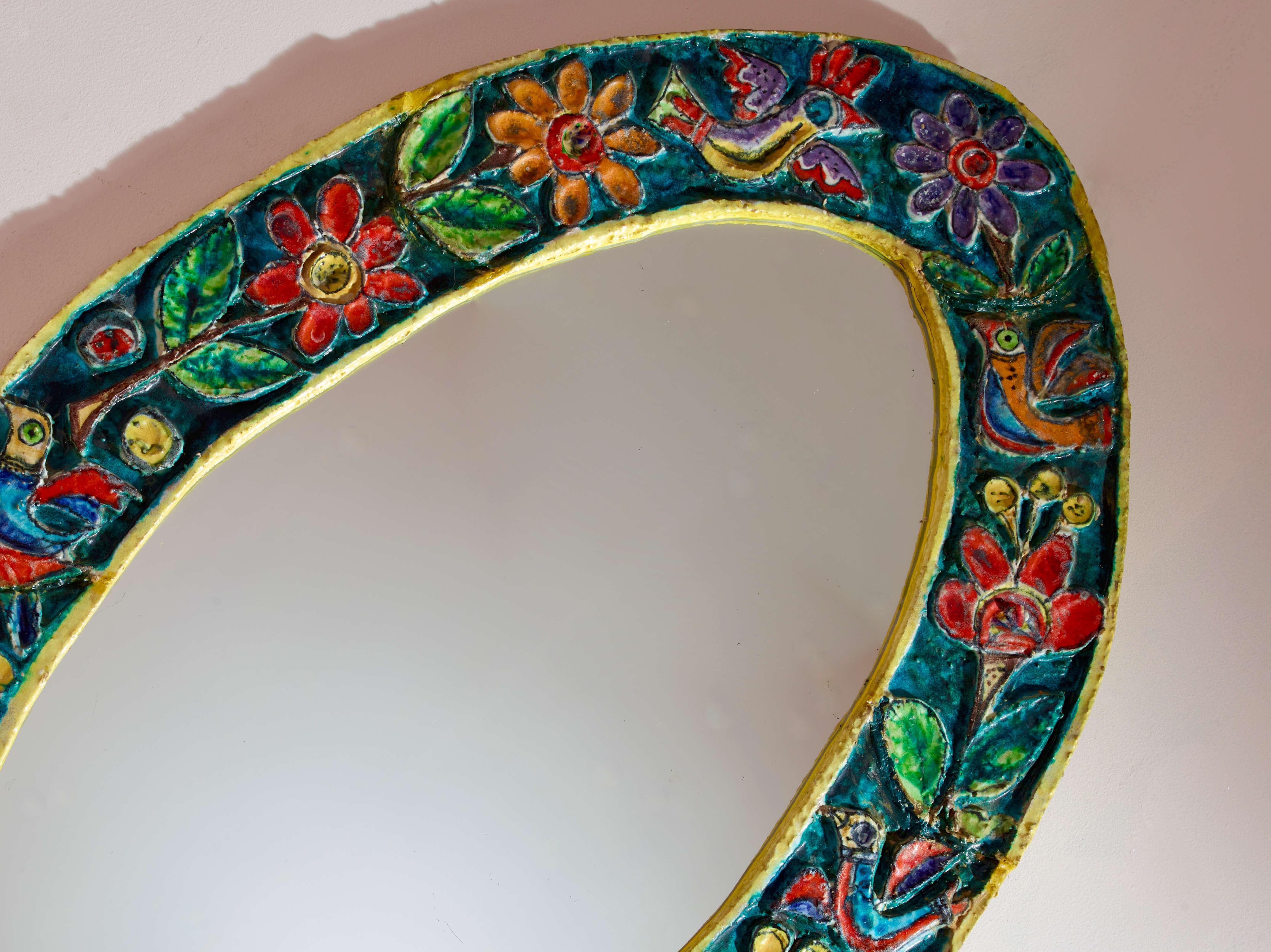 Mid-Century Modern Miroir ovale De Simone avec cadre en céramique polychrome, Italie, années 1950 en vente