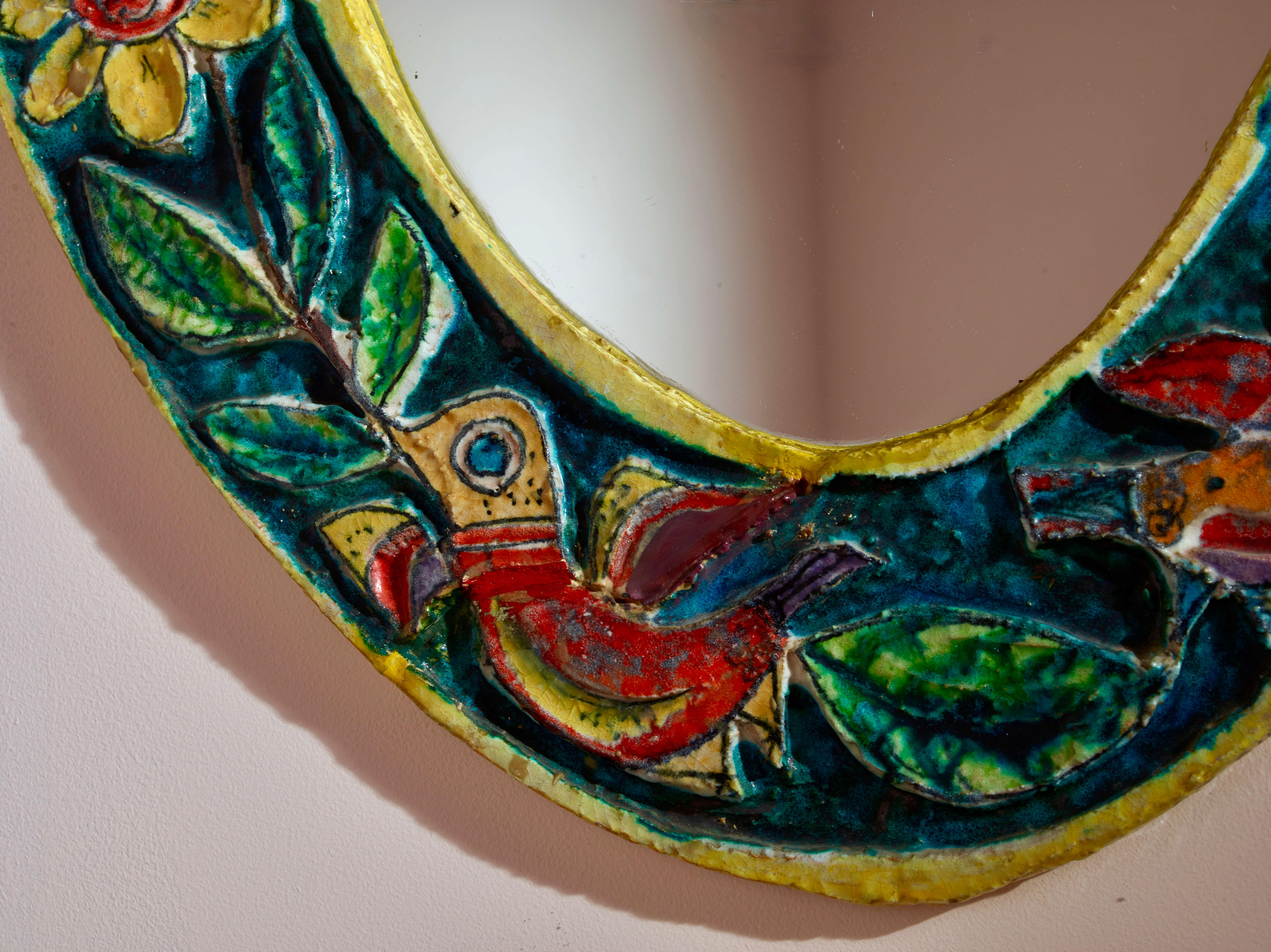 italien Miroir ovale De Simone avec cadre en céramique polychrome, Italie, années 1950 en vente