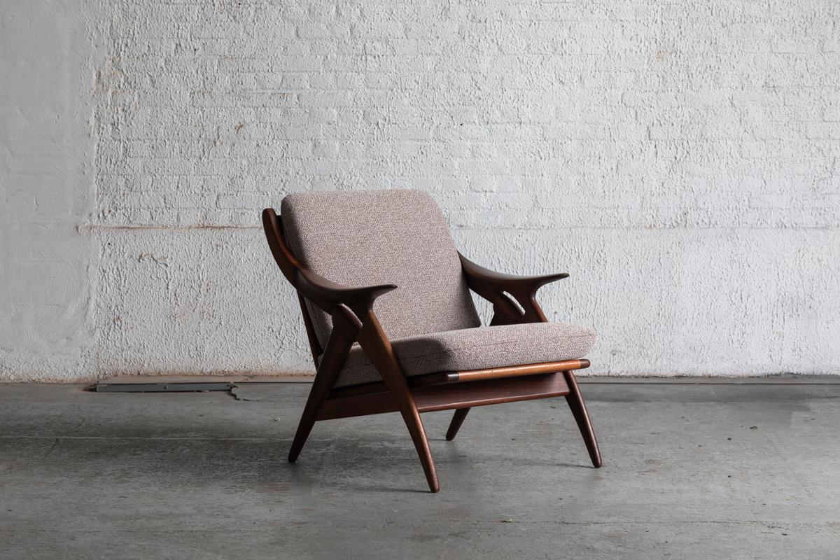 Easy chair ‘De Knoop’ by de Ster Gelderland, produced in the Netherlands around 1960. Solid teak frame with an organically shaped body and speckled cushions. In good condition.
