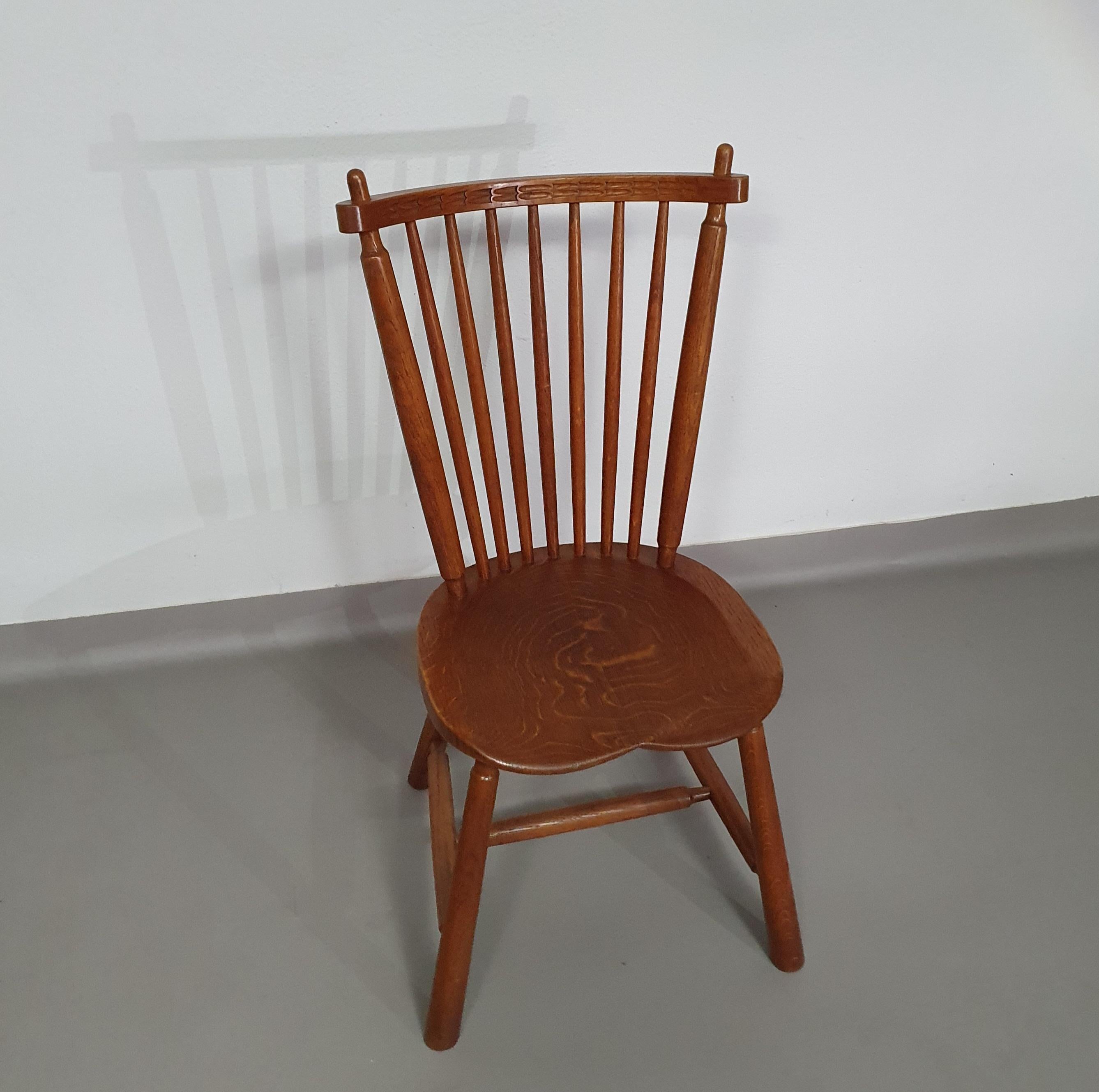 De Ster Gelderland Spindle Back dining chair 6 x in solid Oak. With a small carved decoration in the back rest.
1960s
Width 50
Depth 50
Height 89
Seat height 47
Seat depth 41 cm