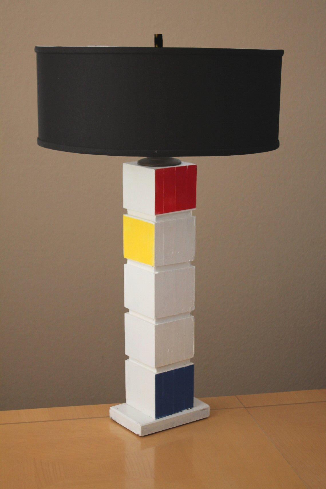 D'après Piet Mondrian Lampe en bois Art

Incroyable !

1940 Sculptée, peinte et fabriquée à la main
Composition après coup avec le rouge, le jaune et le bleu

Un design/One étonnant !
4 compositions différentes pour chaque angle de vue !

Tout droit