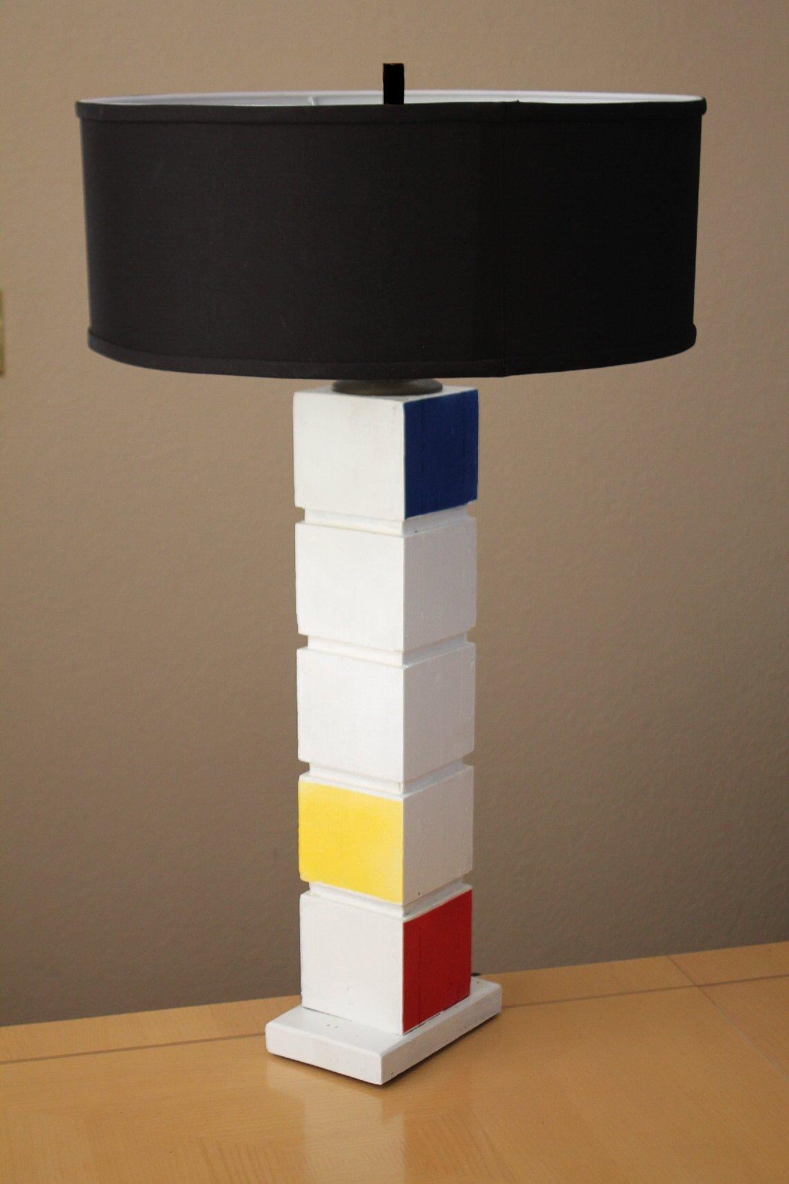 Sculpté à la main Lampe De Stijl 1940 d'après Piet Mondrian en bois ! Composition d'art rouge, jaune et bleu en vente