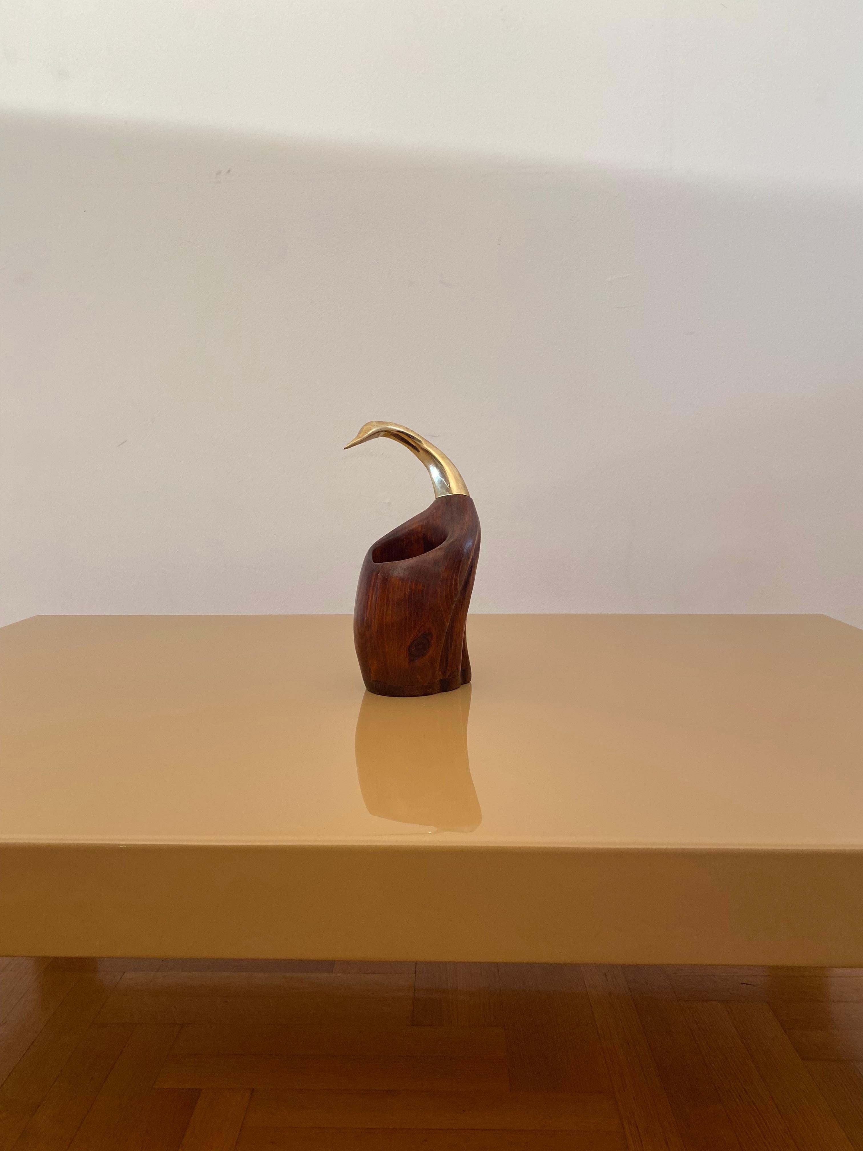 Dies ist ein großer, vogelförmiger Flaschen-/Weinhalter aus den späten 1960er und frühen 1970er Jahren von De Stijl Firenze, einem renommierten italienischen Unternehmen. 

bekannt für seine eleganten Designs aus der Mitte des Jahrhunderts. 

Dieser