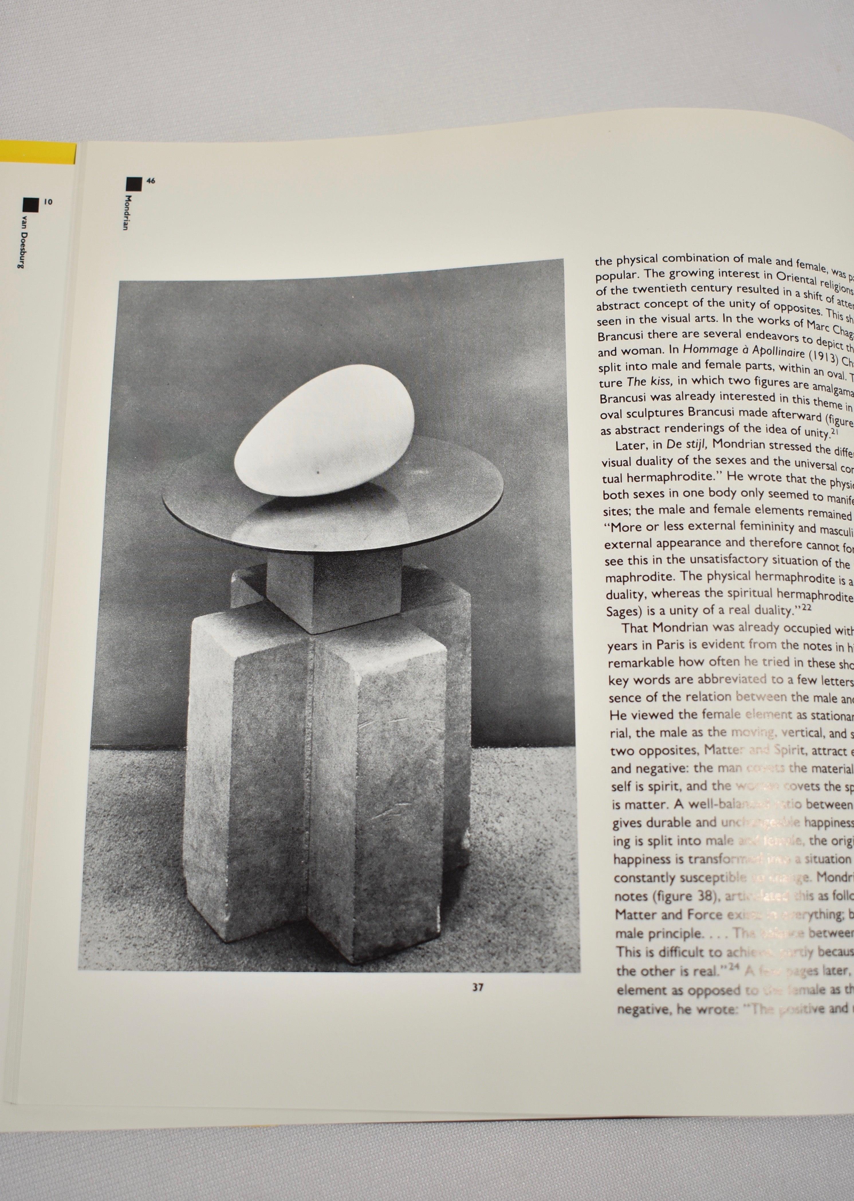 De Stijl : The Formative Years, un livre de table à couverture rigide consacré au mouvement artistique De Stijl, entre 1917 et 1922. Première édition, publiée en 1982, 284 pages. 


