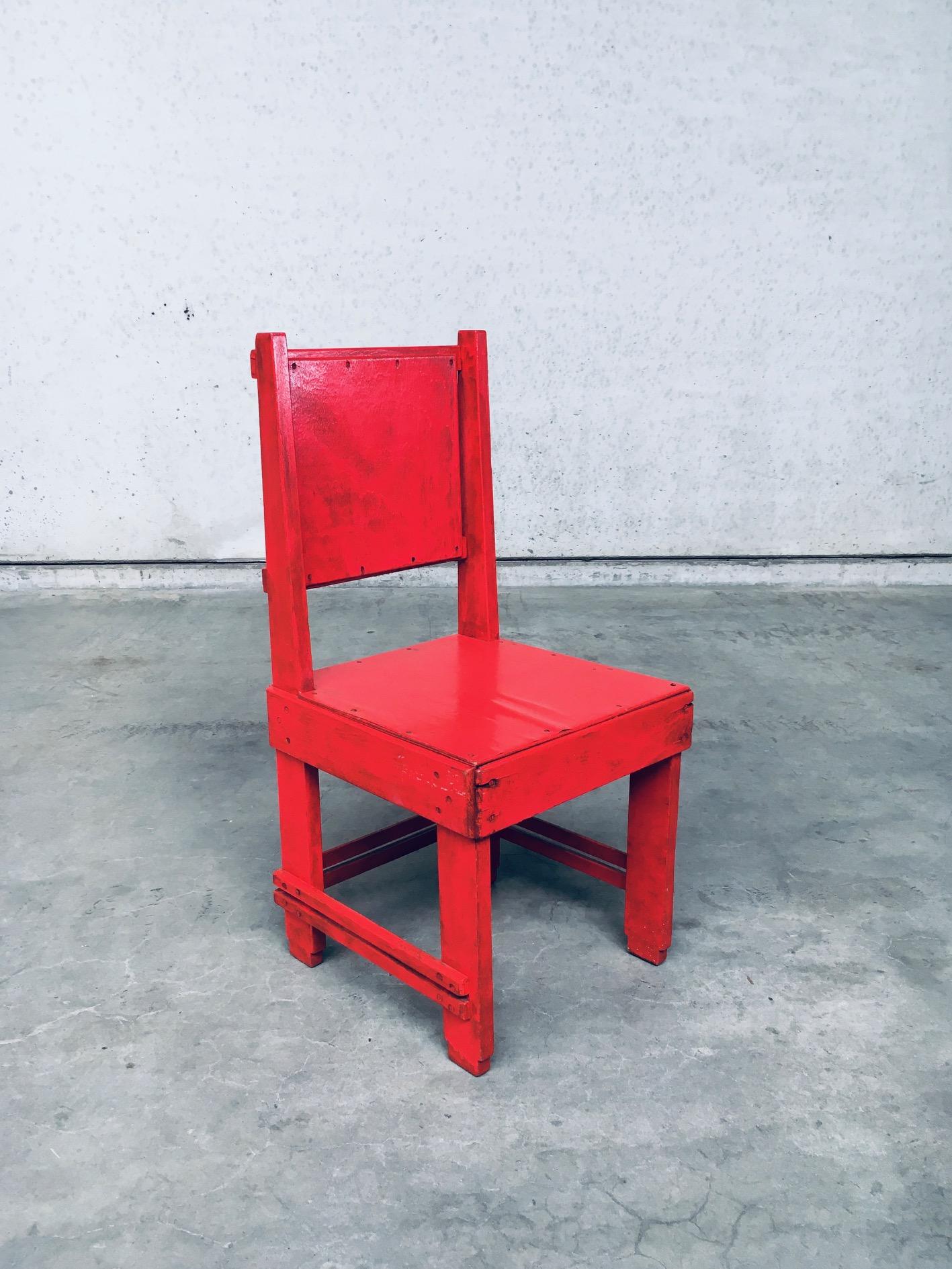Sehr seltener niederländischer Beistellstuhl der 'De Stijl-Bewegung' des frühen 20. Jahrhunderts, der Jan Wils zugeschrieben wird. Hergestellt in den Niederlanden in den 1920er/30er Jahren. Stuhl aus rot lackierter Eiche, Buche und Sperrholz. Die