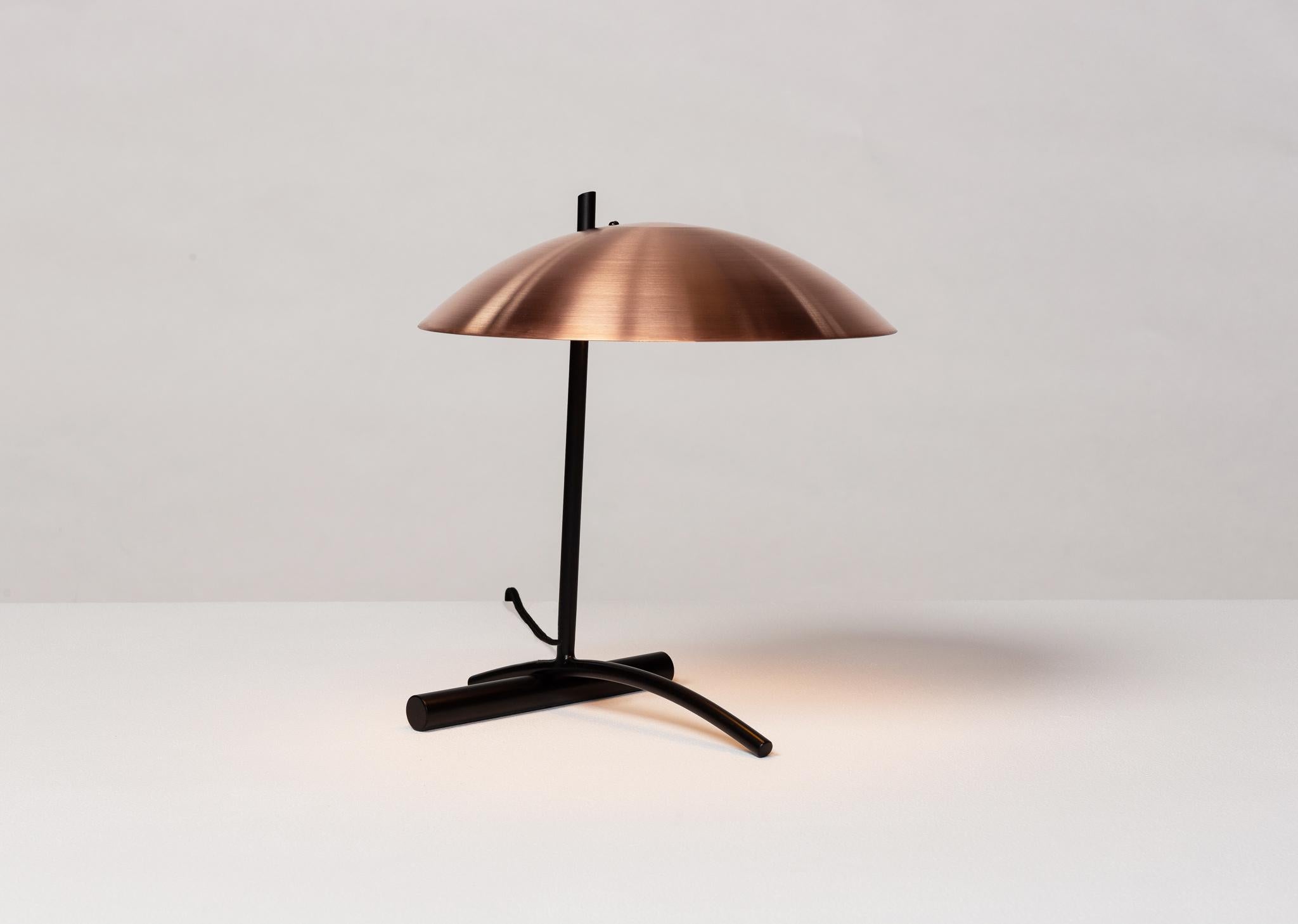 Américain Lampe de table DE avec abat-jour en aluminium et poids du tube en acier ou en laiton massif en vente