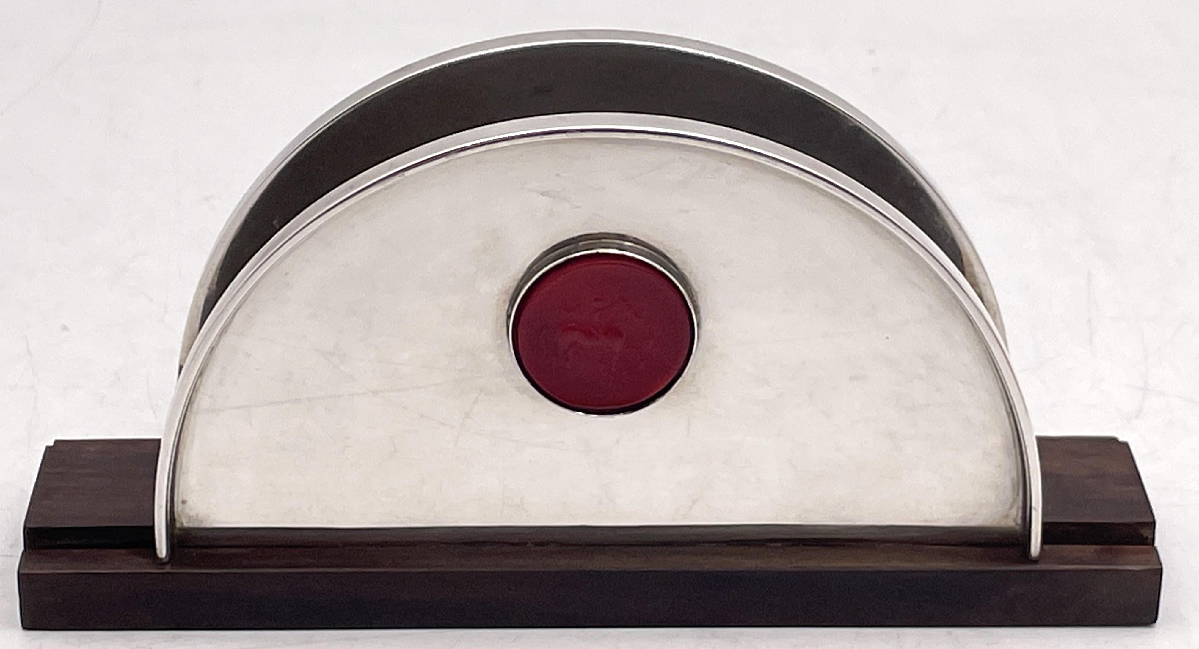 Portacarte o portatovaglioli in argento sterling e legno di De Vecchi, con un motivo intarsiato simile a un sigillo che raffigura una persona su un cavallo, il tutto in stile Mid-Century Modern con un elegante design geometrico. Misura 5 7/8'' per 2