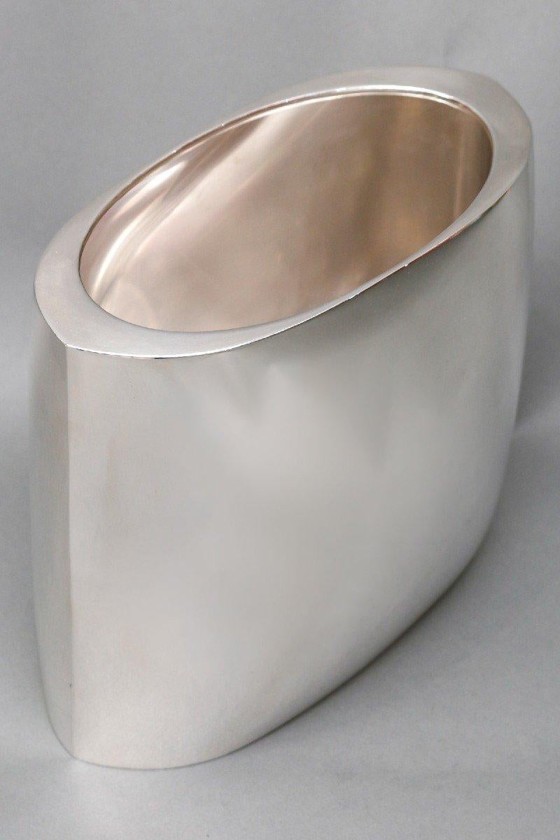 Oblong-shaped silver cooler, futuristic model with a flat bottom and worked in one piece. United body.

Dimensions: height 26 cm – width at the neck 14 cm

Subject: Agent 1st title 925/°°

Weight: 1540 grams

Hallmark: Italian SILVER 925