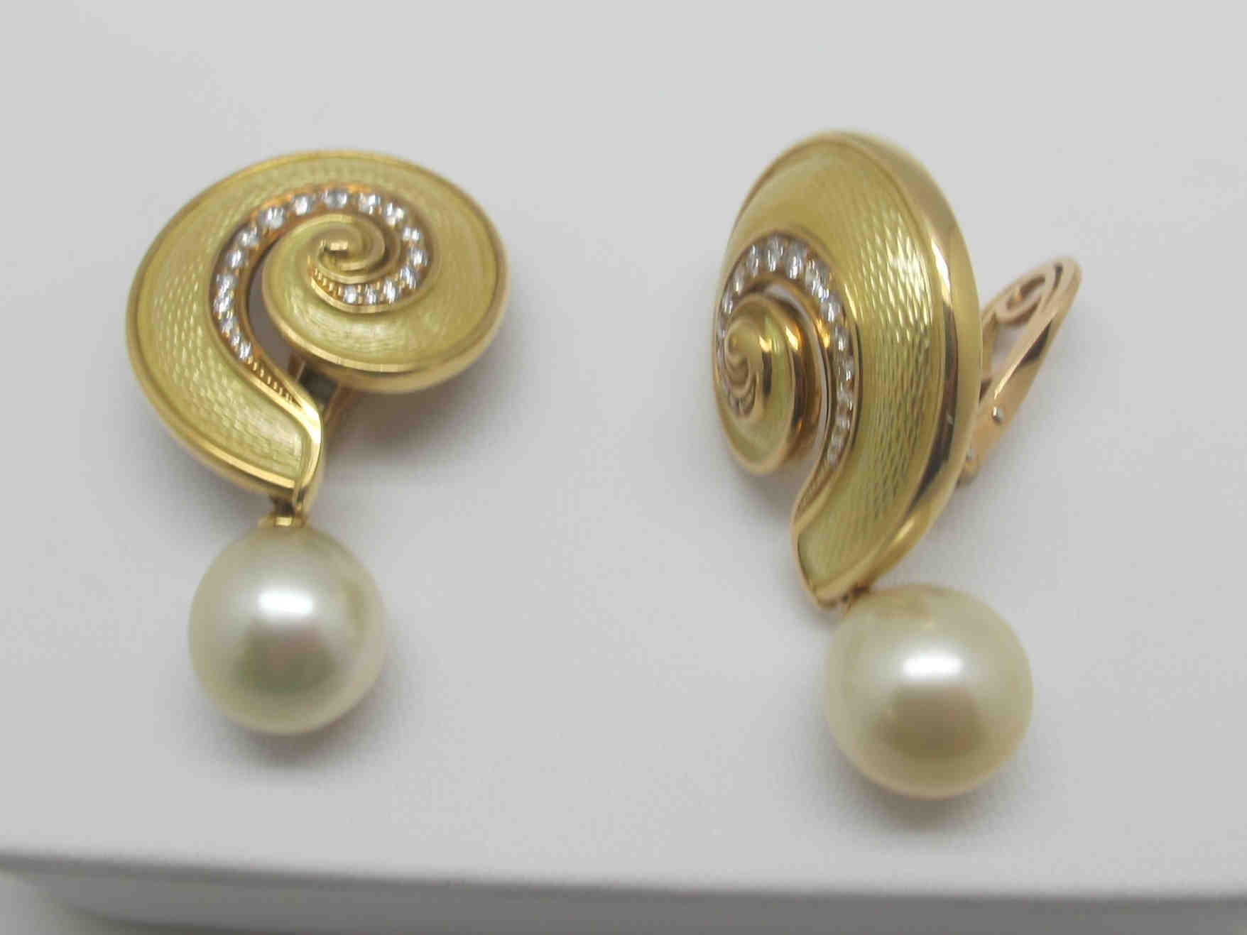 These beautiful Leo de Vroomen enamel and 18k yellow gold earrings set with diamonds and detachable pearls are the definition of timeless class. With their unique shape and gorgeous craftsmanship, they are truly wearable works of art. Fine quality