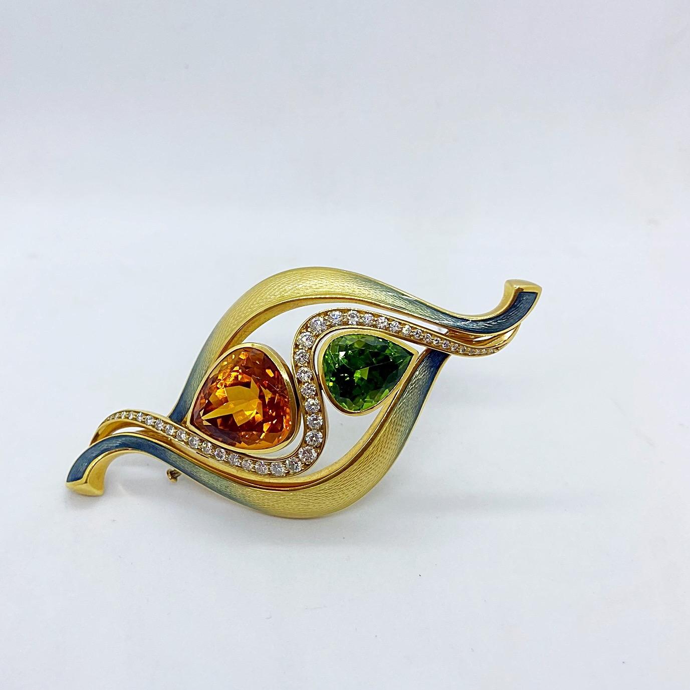 Contemporain De Vroomen Broche en or 18 carats émaillée avec citrine, péridots et diamants en vente