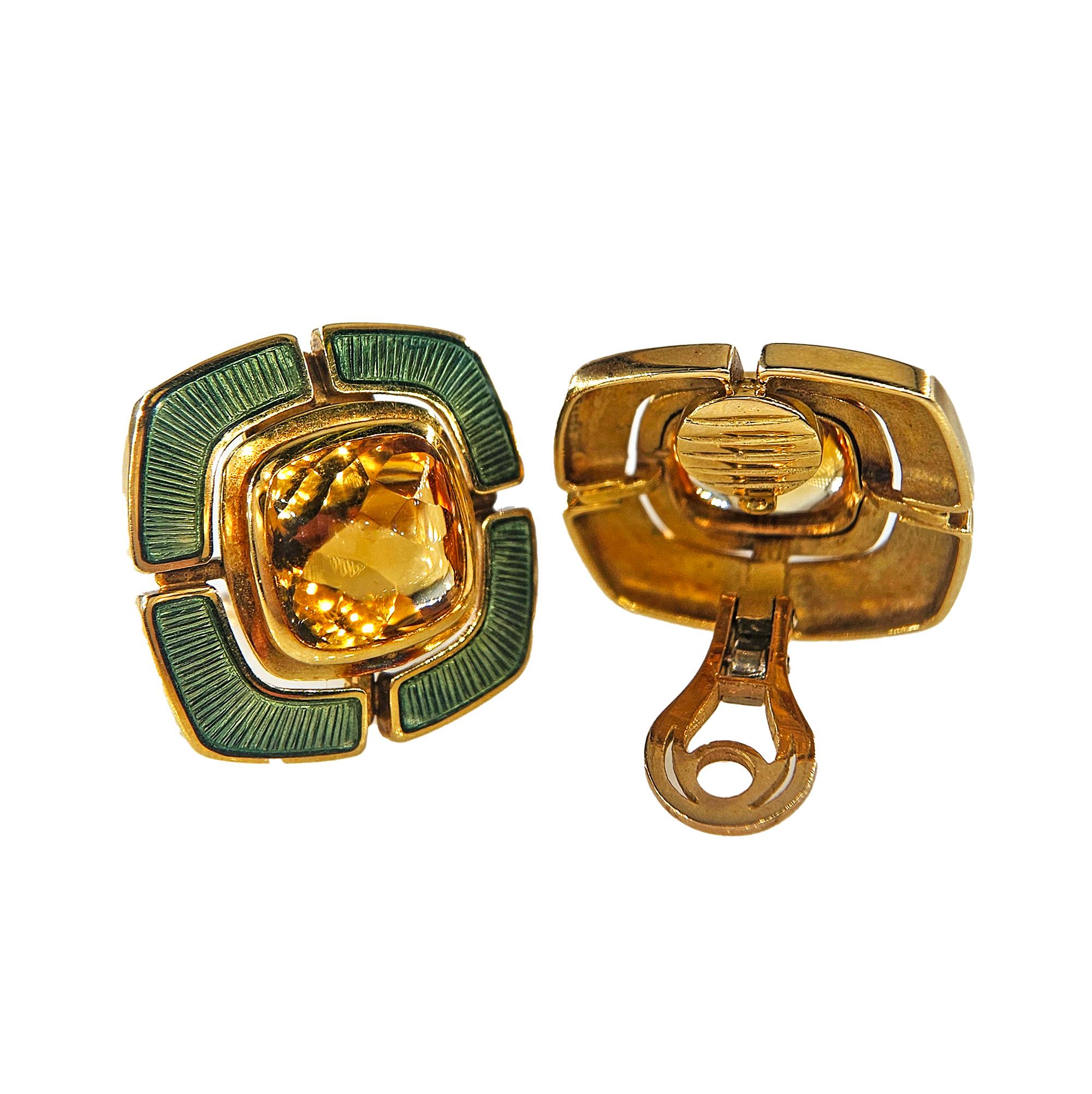 Cabochon DE VROOMEN Un paio di orecchini in oro 18 carati con smalto Greene & Greene Guilloché in vendita