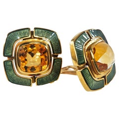 DE VROOMEN Un par de pendientes de esmalte guilloché verde citrino de oro de 18 quilates