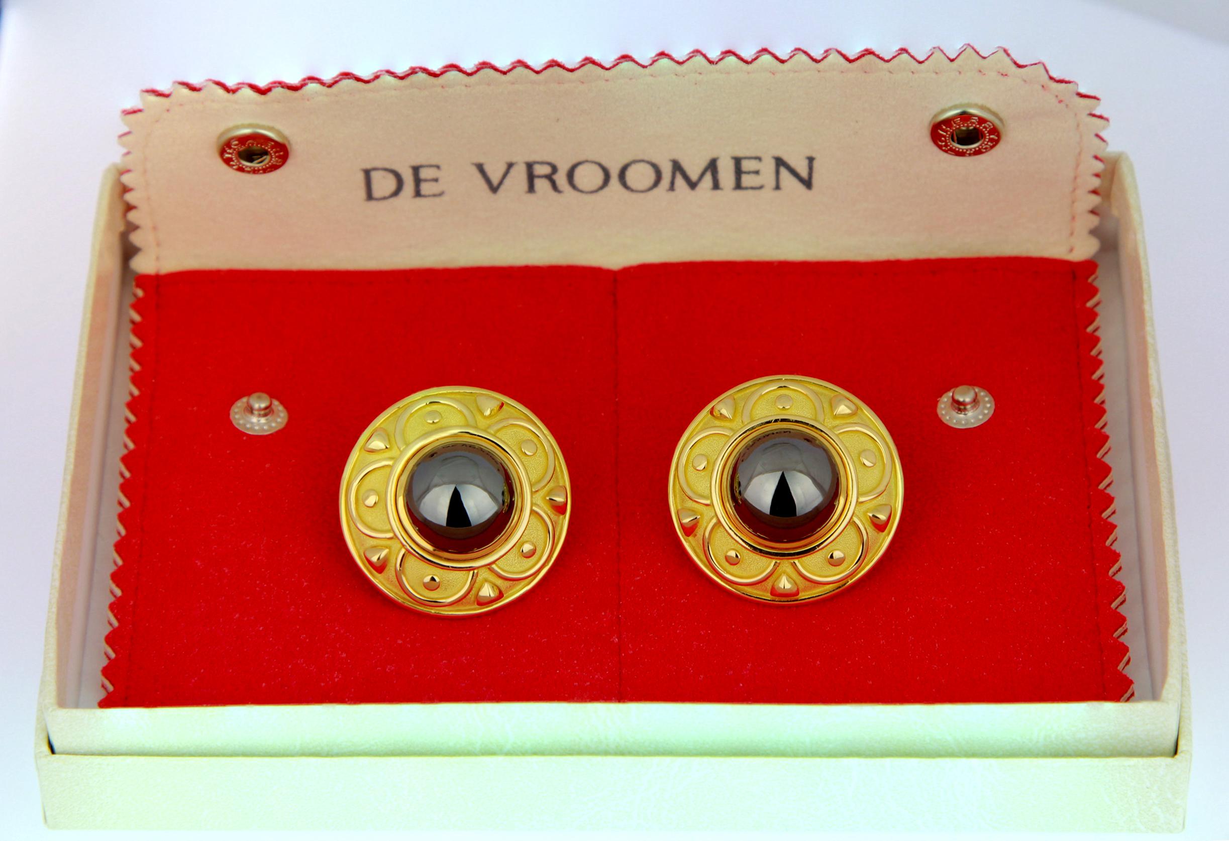 Men's De Vroomen a Pair of Round Clip-On Earrings Hematite British Hallmarked 18 Karat