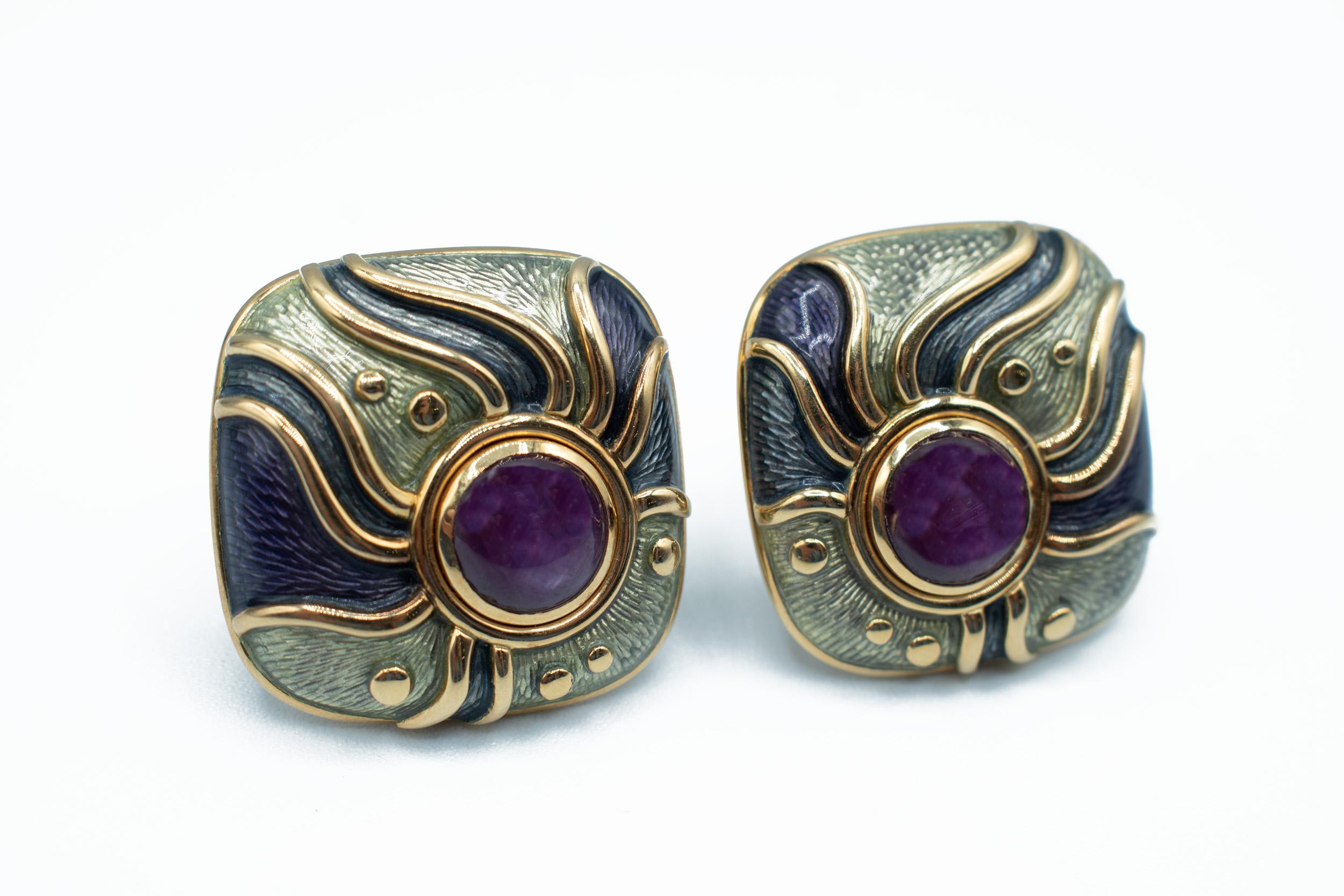 Une étonnante paire de boucles d'oreilles vintage de la célèbre maison de joaillerie De Vroomen, réputée pour ses designs audacieux et sculpturaux et son utilisation magistrale de la couleur.

Réalisée en or jaune 18ct, chaque boucle d'oreille est