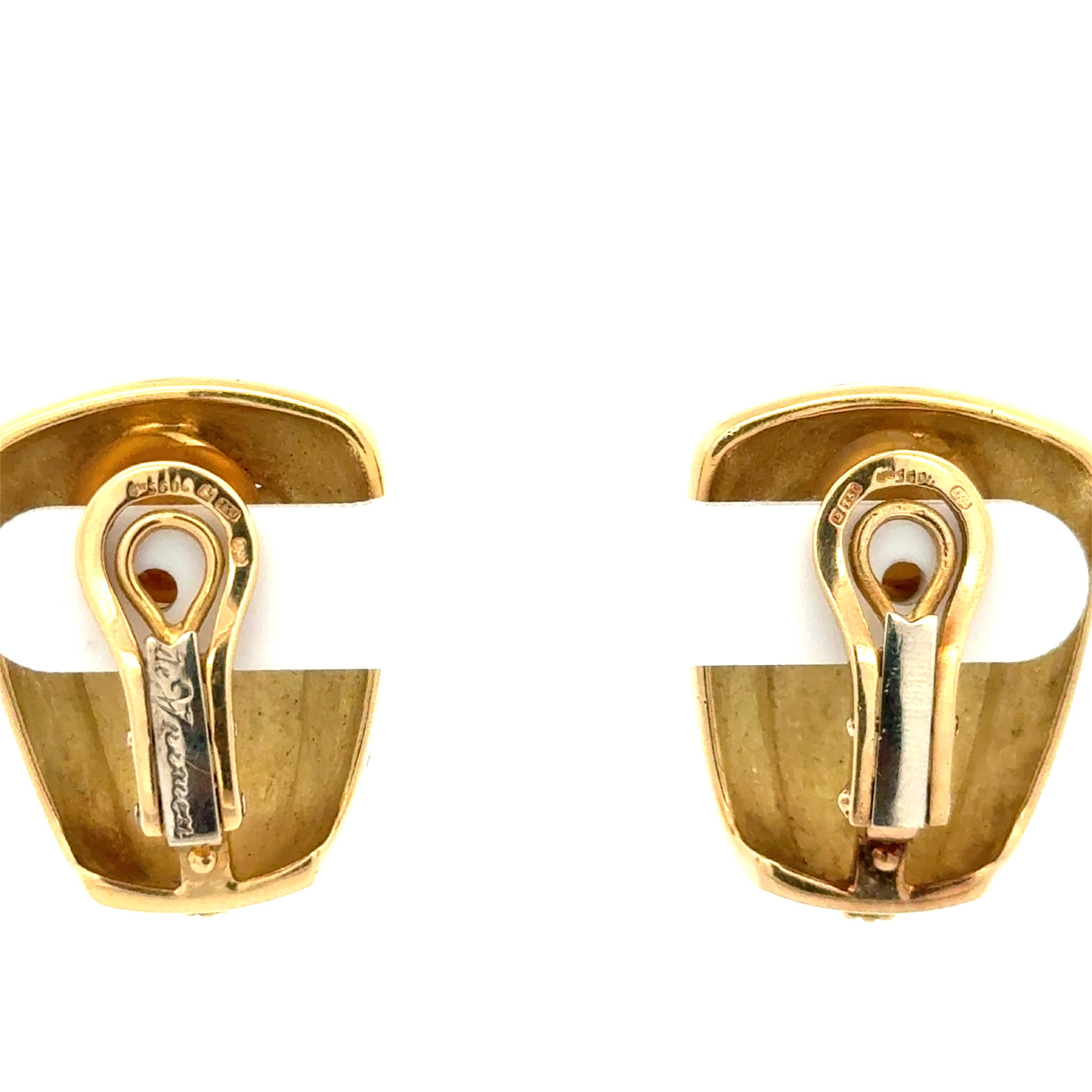 Pendientes De Vroomen de esmalte azul en oro amarillo de 18 quilates. Firmado De Vroomen, 750, y matasellos británico. Los pendientes miden aproximadamente 1