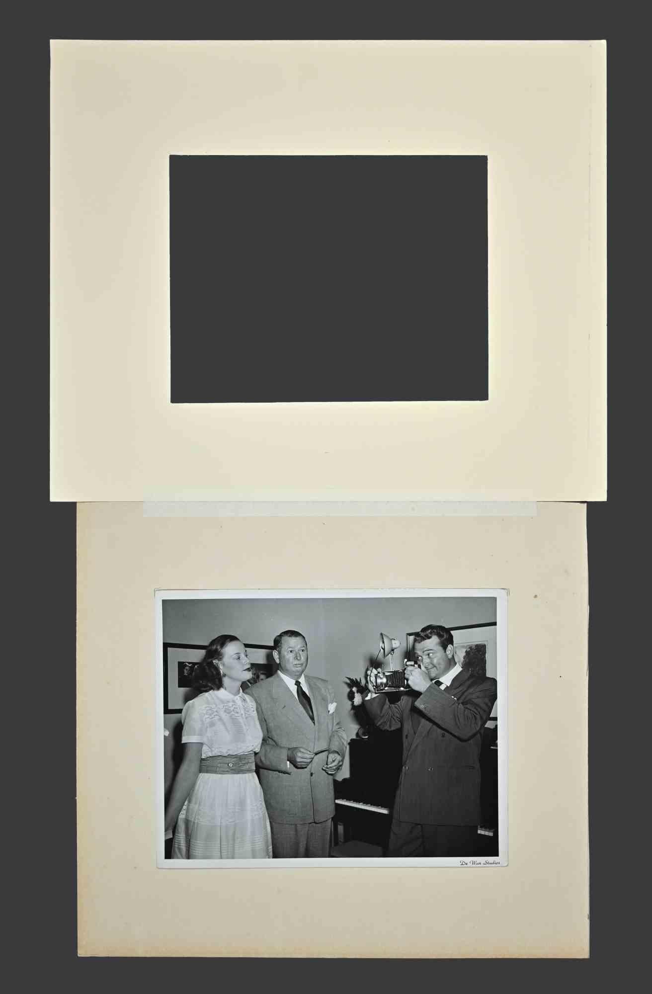 Mrs. Red Skelton Poses - Photographie vintage b/w, années 1940 - Gris Portrait Photograph par De Wan Studios