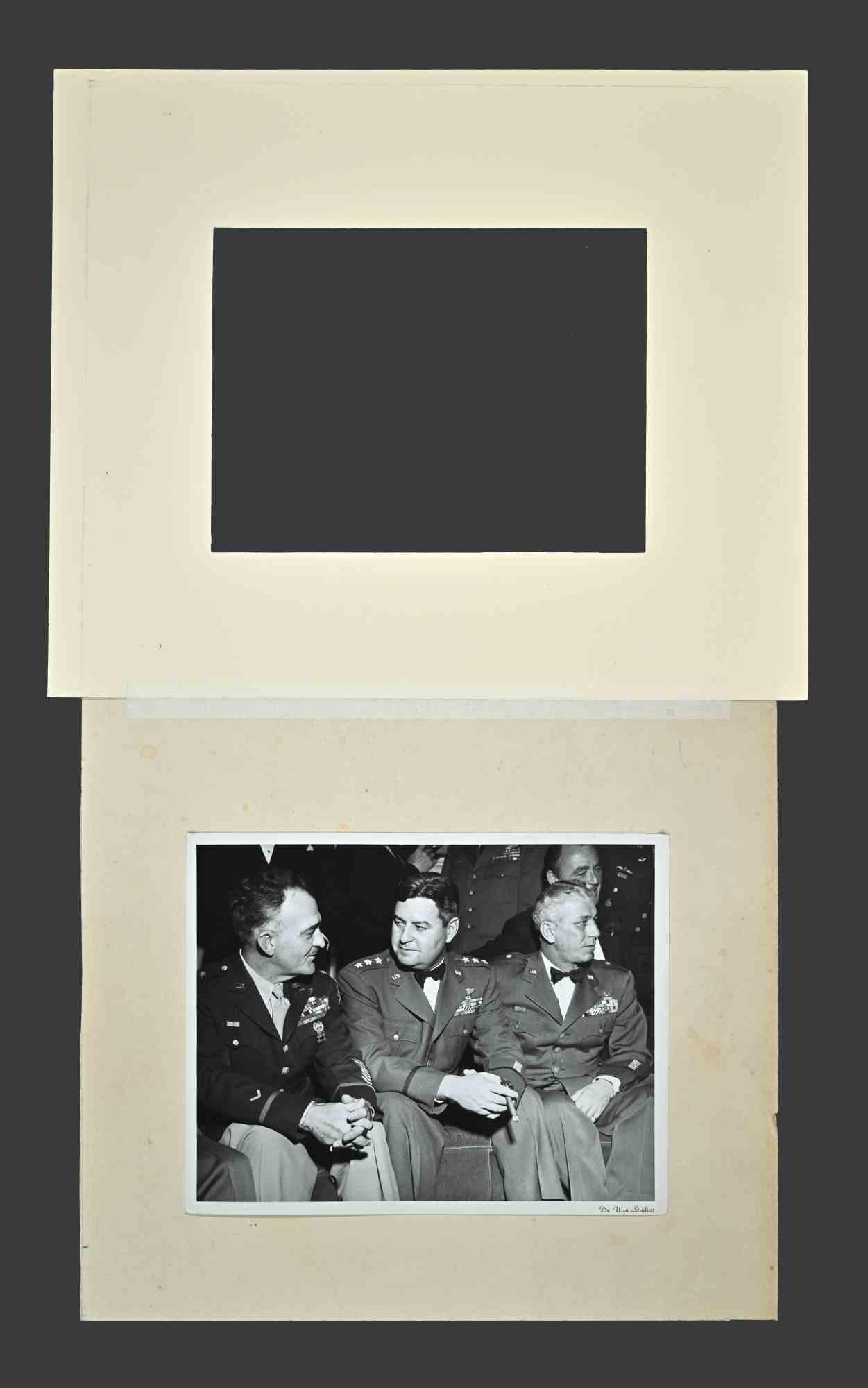 Porträt der amerikanischen Generals des Zweiten Weltkriegs - Vintage-B/W-Fotografie - 1940er Jahre – Photograph von De Wan Studios