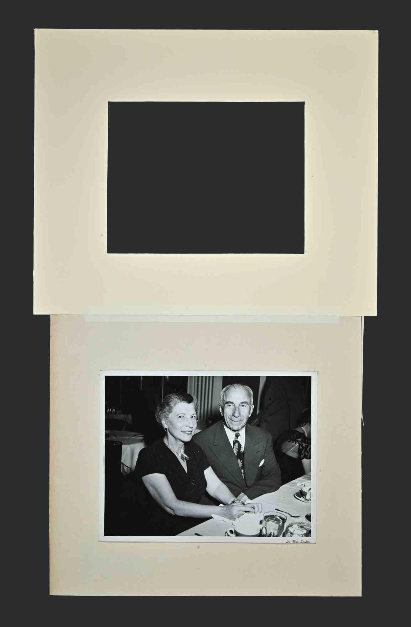 Portrait de M. et Mme Harry M. Warner - Photographie d'origine b/w, années 1940 - Gris Portrait Photograph par De Wan Studios