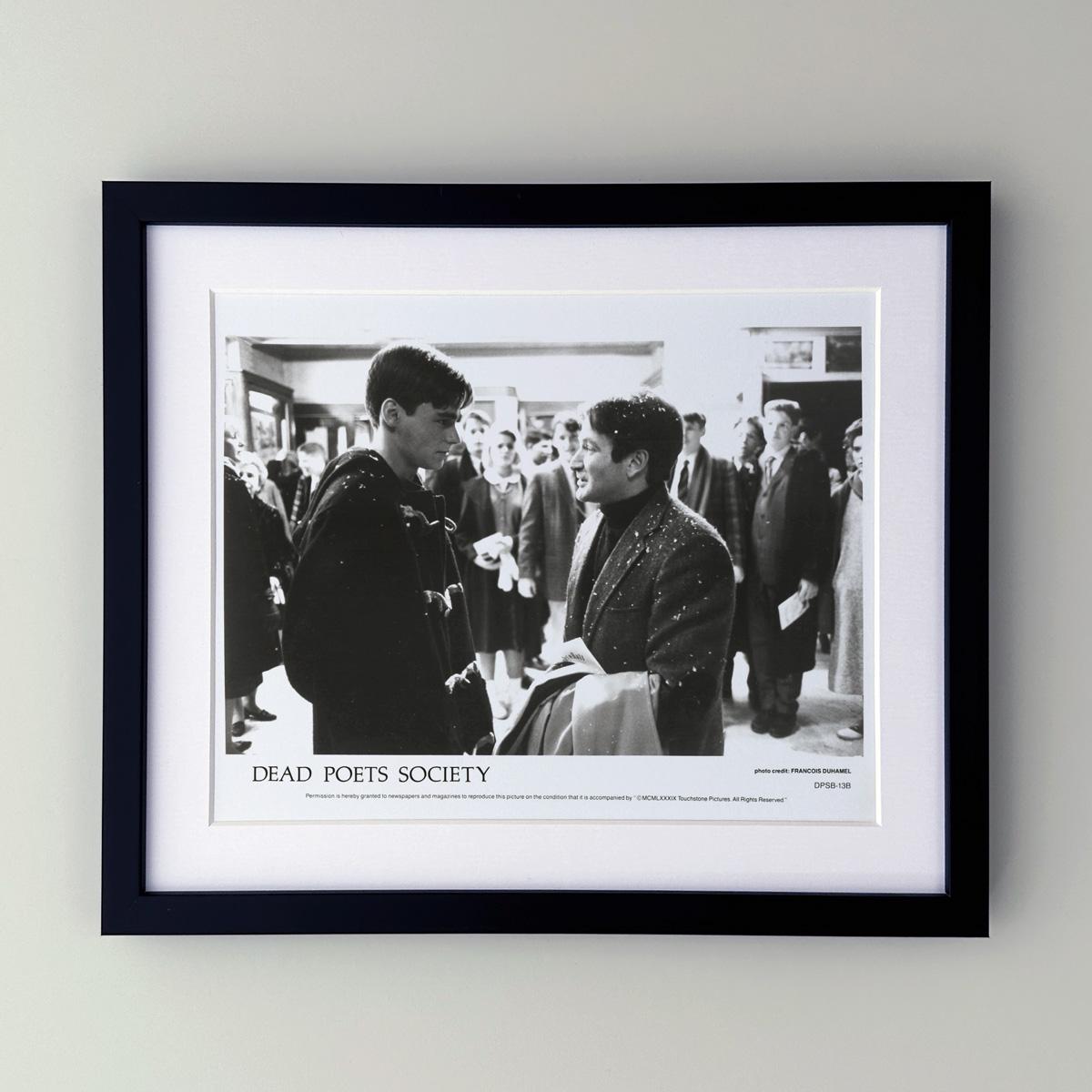 Original 8x10 Zoll Werbestandbild für Dead Poet Society (1989). Regie: Peter Weir, Drehbuch: Tom Schulman. 

Werbefotos (Film/Produktion) wurden erstellt, um die Studios bei der Werbung für ihre neuen Filme zu unterstützen. Die Standbilder wurden