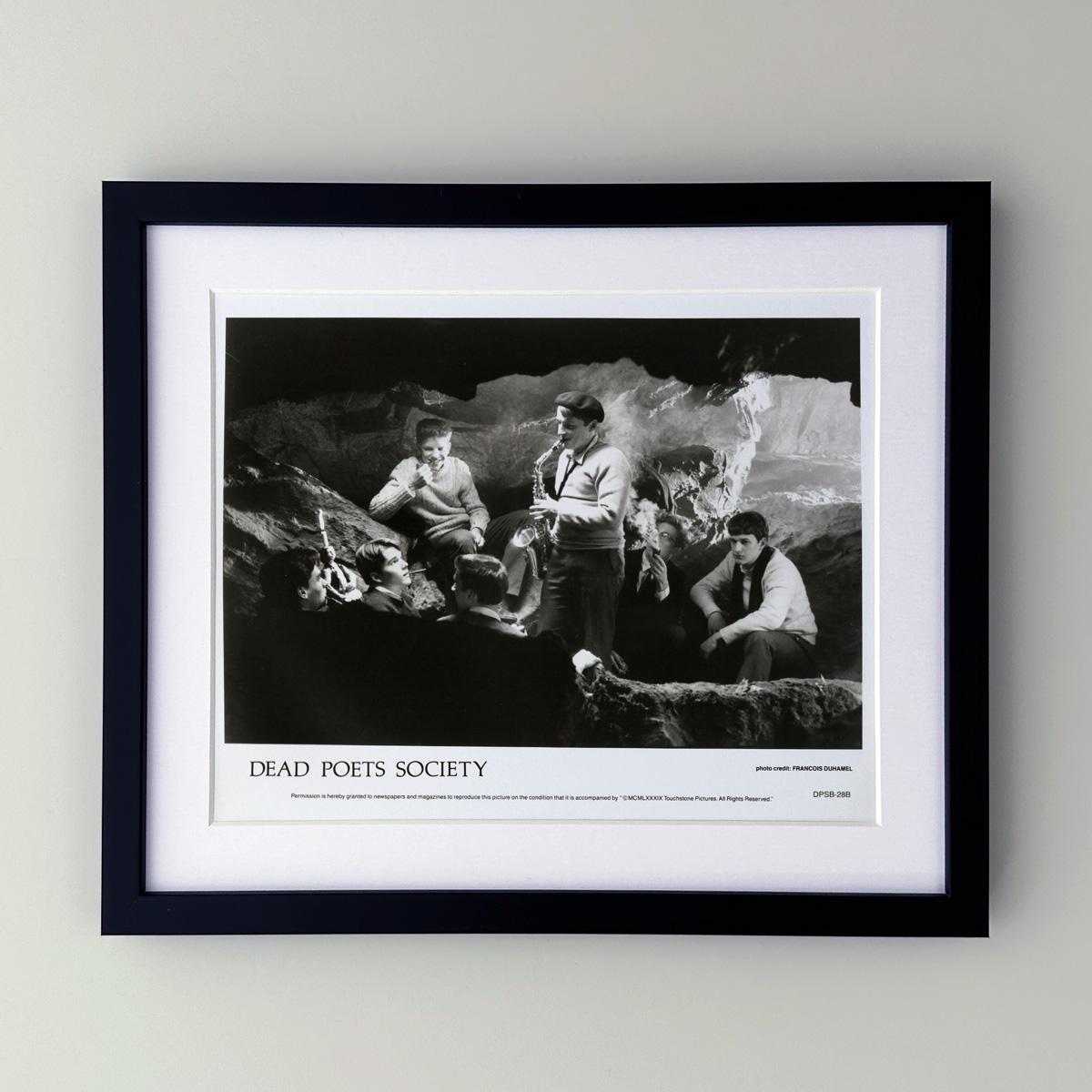 Fotograma publicitario original de 8x10 pulgadas para Dead Poet Society (1989). Dirigida por Peter Weir y escrita por Tom Schulman. 

Los fotogramas publicitarios (película/producción) se crearon para ayudar a los estudios a promocionar sus nuevas