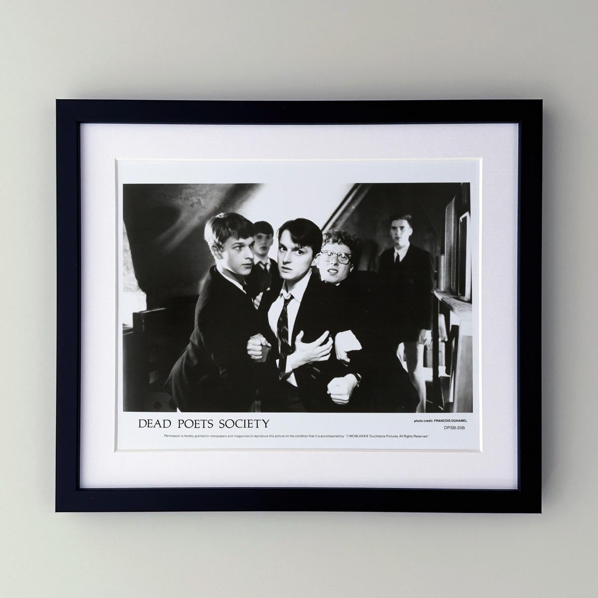 Original 8x10 Zoll Werbestandbild für Dead Poet Society (1989). Regie: Peter Weir, Drehbuch: Tom Schulman. 

Werbefotos (Film/Produktion) wurden erstellt, um die Studios bei der Werbung für ihre neuen Filme zu unterstützen. Die Standbilder wurden