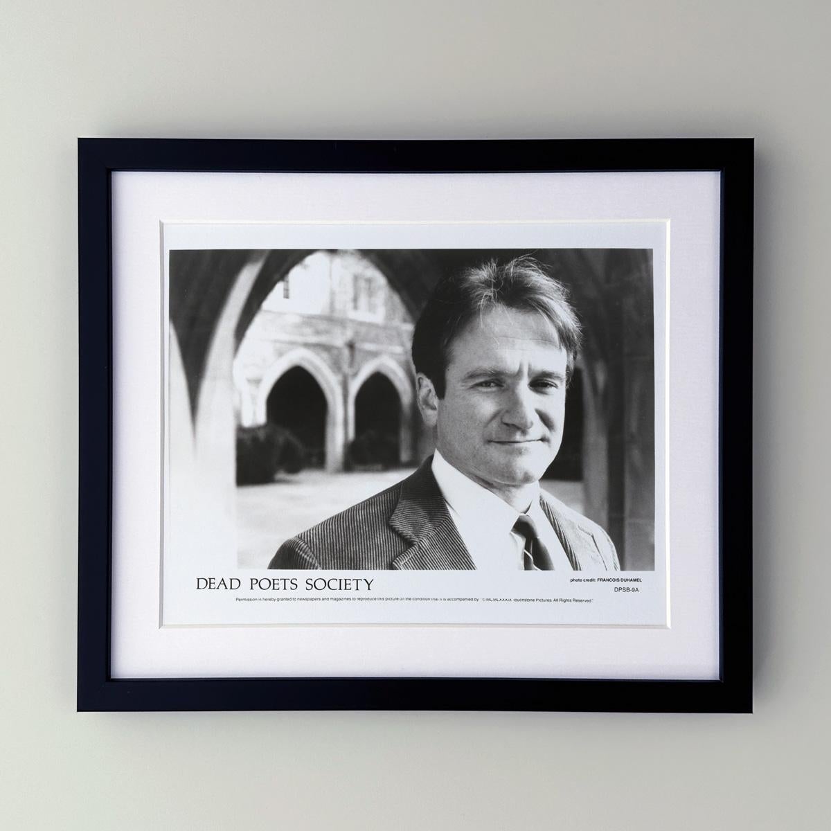 Original 8x10 Zoll Werbestandbild für Dead Poet Society (1989). Regie: Peter Weir, Drehbuch: Tom Schulman. Mit einem großartigen Bild von Robin Williams als John Keating

Werbefotos (Film/Produktion) wurden erstellt, um die Studios bei der Werbung