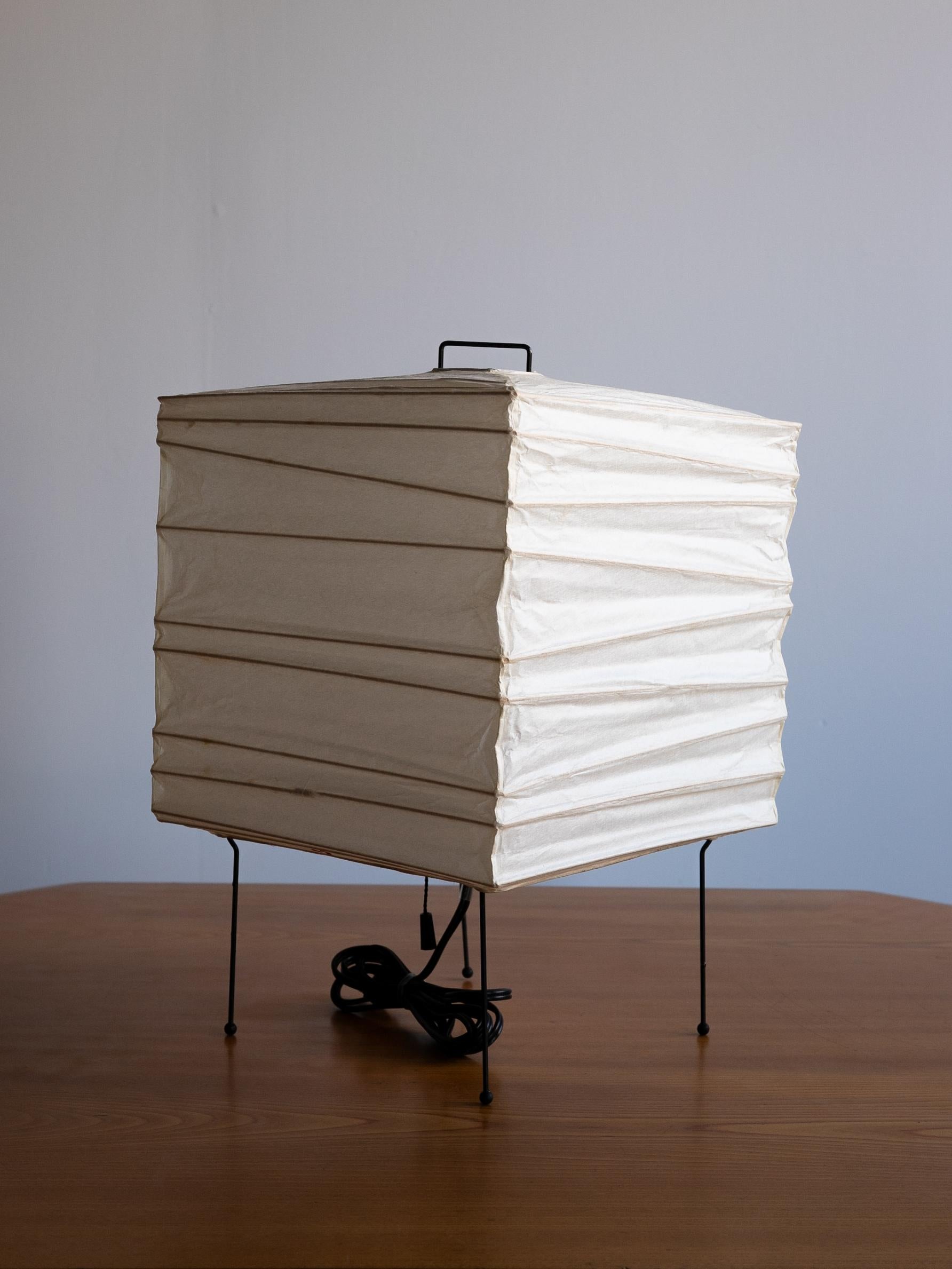 Mid-Century Modern Sculpture lumineuse AKARI modèle 3X (stock épuisé) d'Isamu Noguchi en vente