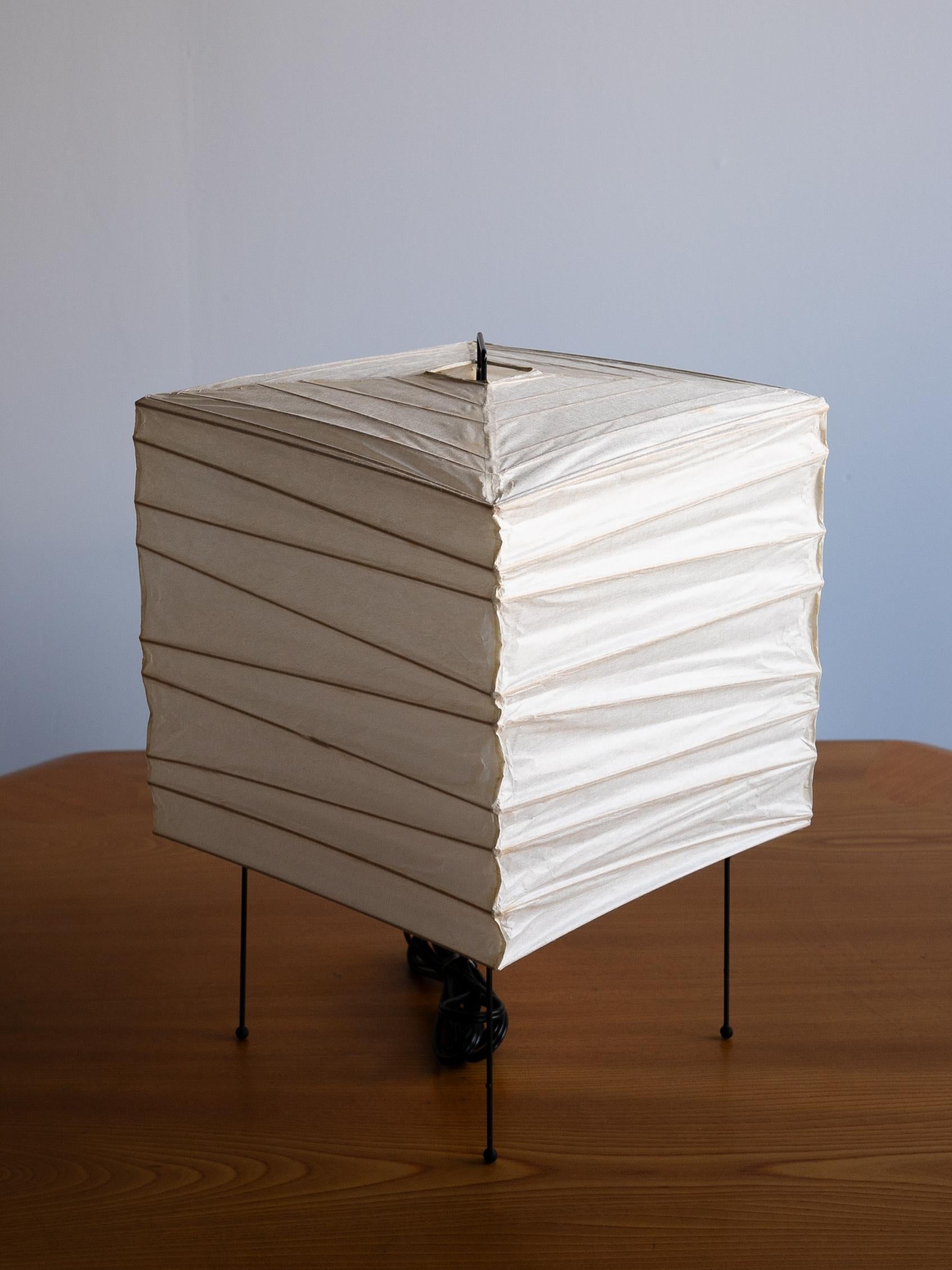 Japonais Sculpture lumineuse AKARI modèle 3X (stock épuisé) d'Isamu Noguchi en vente