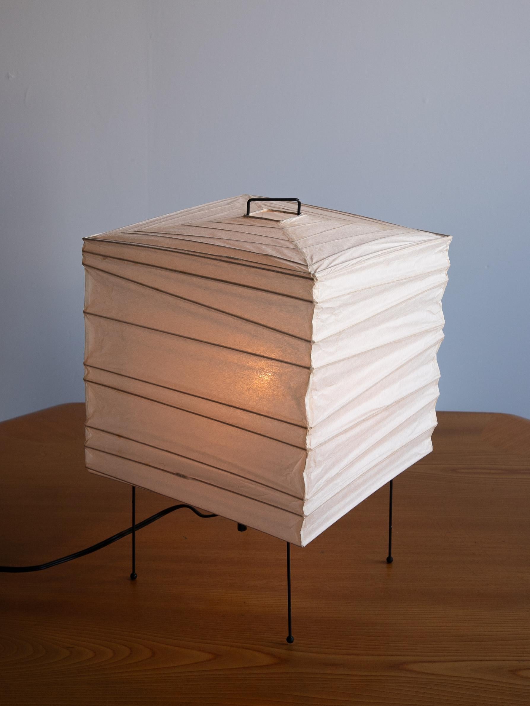 Milieu du XXe siècle Sculpture lumineuse AKARI modèle 3X (stock épuisé) d'Isamu Noguchi en vente