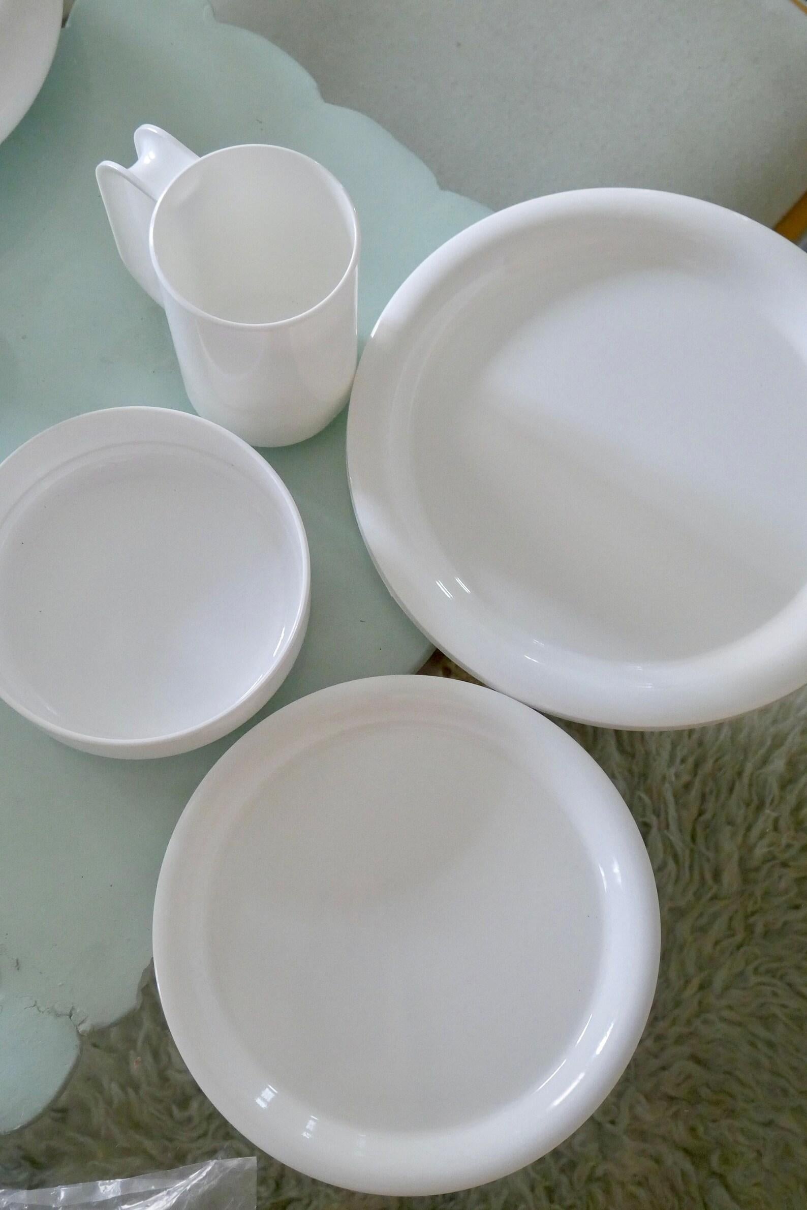  Dead-stock Massimo Vignelli Heller Style Reusable Stacking Picnic-ware in White In Excellent Condition In Los Angeles, CA