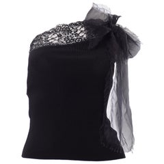 Top monospalla in maglia e pizzo nero di Valentino con fusciacca e cartellini originali