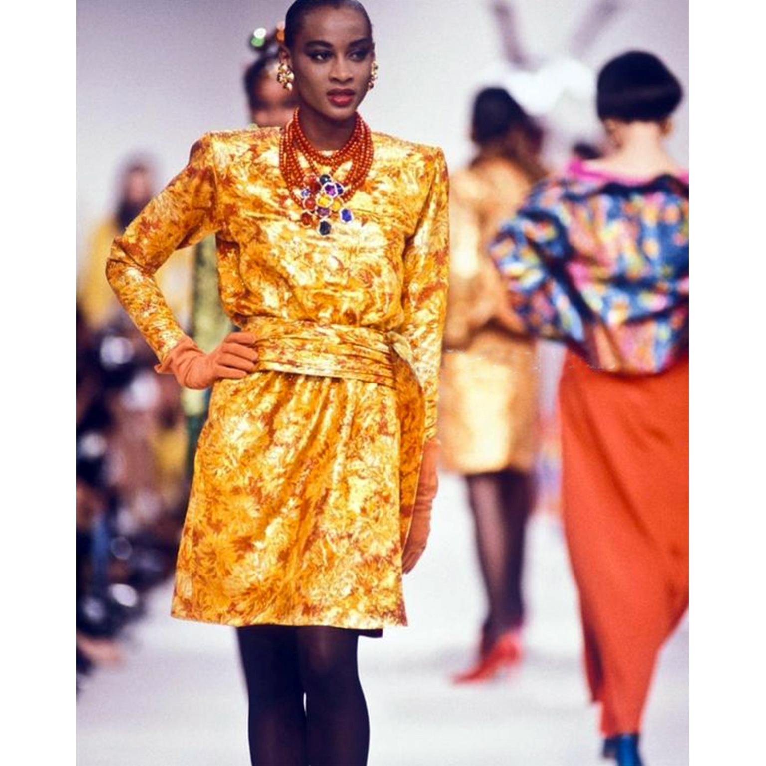 Cette robe YSL vintage exceptionnelle est un stock mort et a été conçue par Yves Saint Laurent pour sa collection Automne/Hiver 1989/90. Nous montrons une image de la même robe sur le podium de cette saison. (image non incluse).

La robe présente un