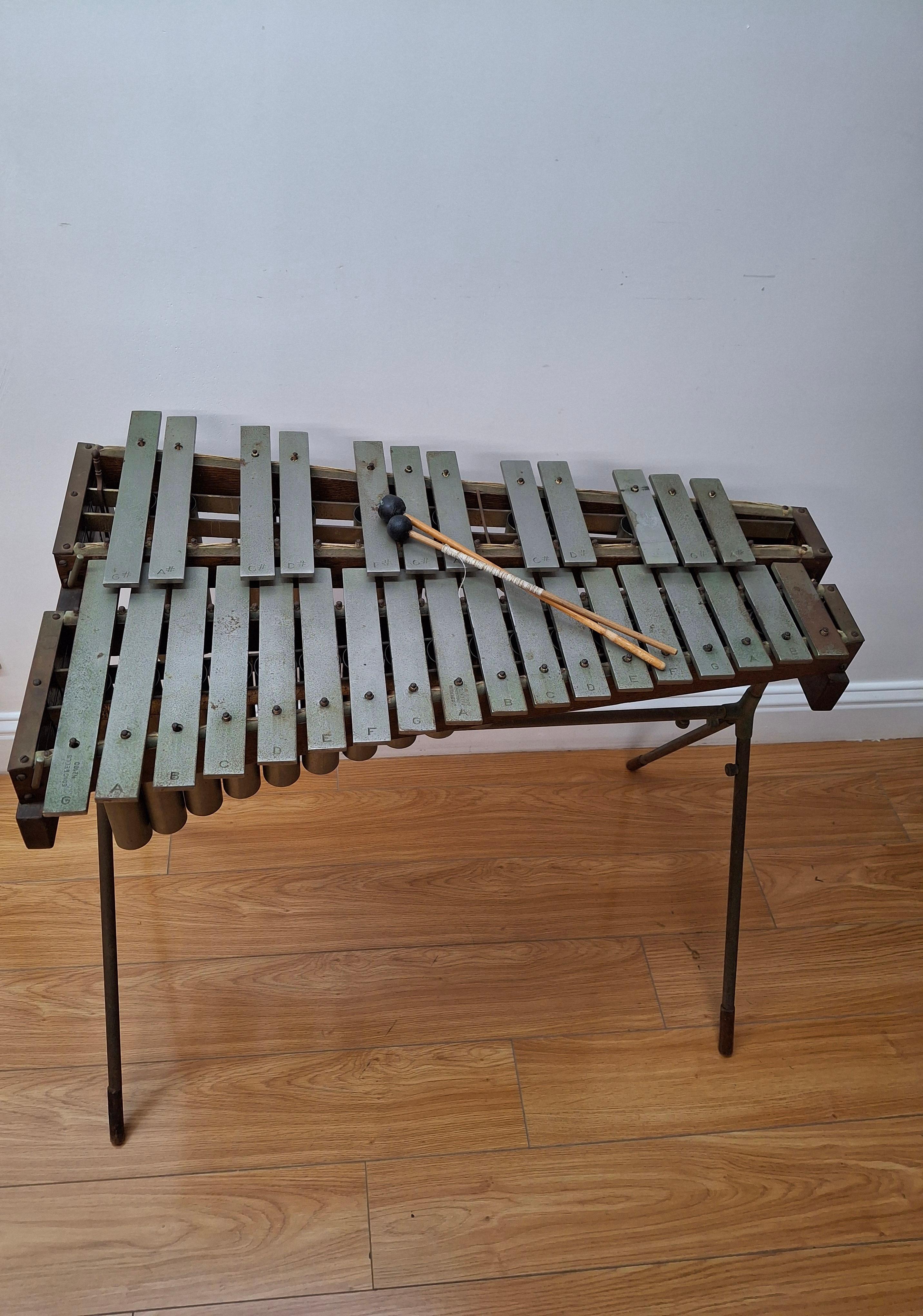 Deagan Song Bells Model 100 Xylophone 

1918 - 1924 

Octaves and Ranges: 2.5 G-C 

Notes: Steel Bars
