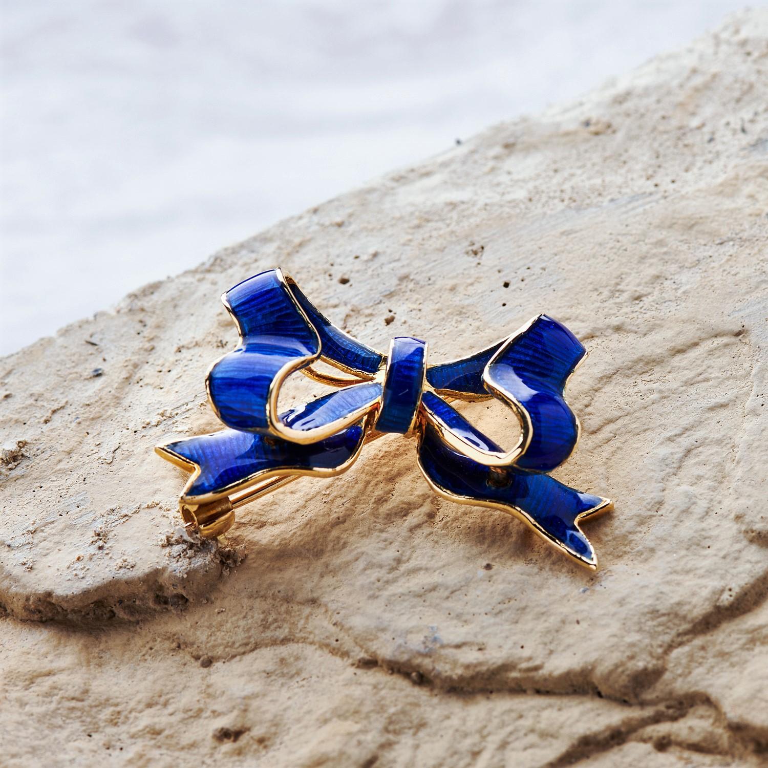 DEAKIN & FRANCIS, Piccadilly Arcade, London

This one of a kind 18kt yellow gold with blue enamel bow brooch is a must have addition to your jewellery box. The perfect gift for a loved one this stunning brooch has been delicately hand enamelled with