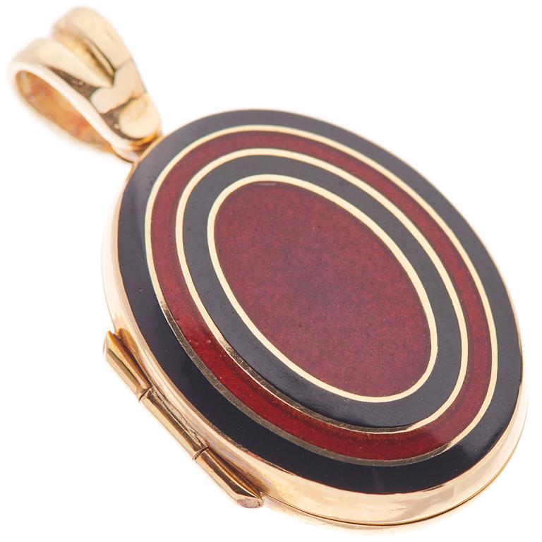DEAKIN & FRANCIS, Piccadilly Arcade, London

Give a gift that will be treasured forever! This stunning 18ct yellow gold ring has been hand enamelled in red and black. All our enamel pieces are hand enamelled in our Birmingham workshop. A traditional